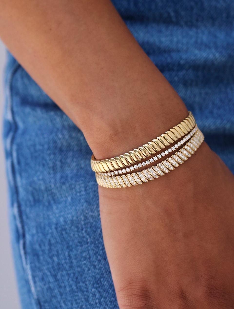 Simple yet elegant, this bracelet features interlocking curved links set in 18K gold and is highlighted by its light catching diamonds. The perfect wear alone or stacked piece for any occasion. Add to your collection today! 

Style: