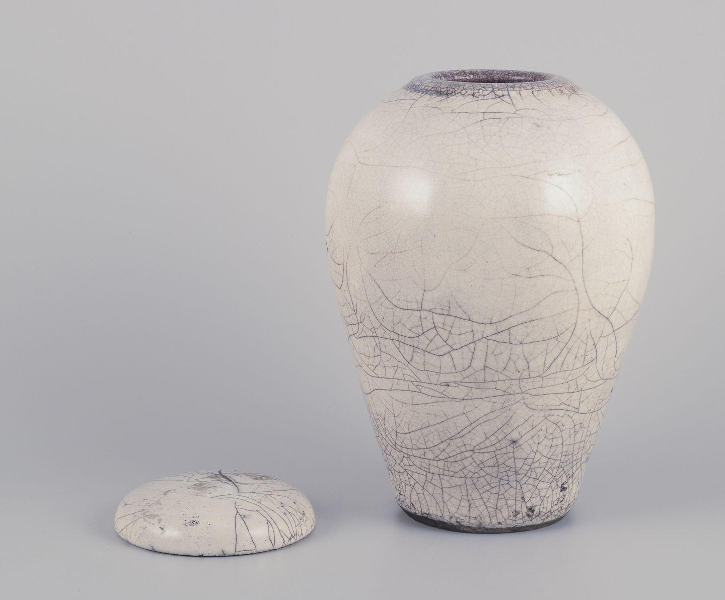 I prodotti usati sono esenti da dazi all'importazione per i clienti statunitensi. 
Pertanto, al tuo acquisto non saranno applicate tariffe di importazione.

Anita Wederbrand, ceramista di studio svedese.
Ceramica di Äsperöd, Svezia.
Vaso/barattolo