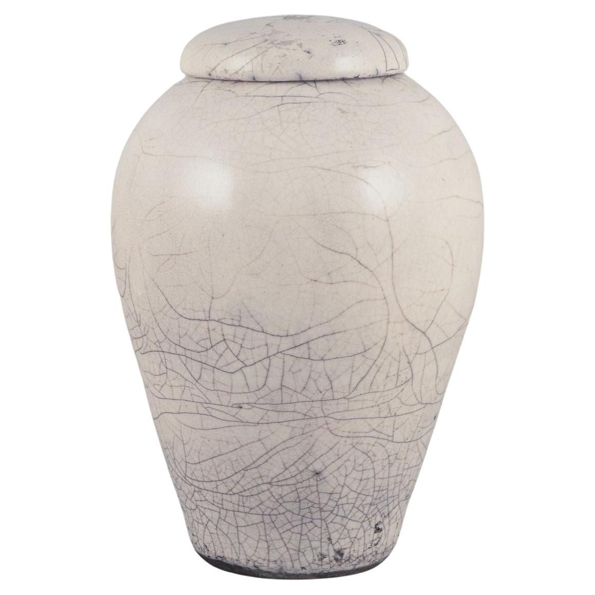 Anita Wederbrand, ceramista di studio svedese. Vaso con coperchio unico
