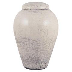 Anita Wederbrand, ceramista di studio svedese. Vaso con coperchio unico
