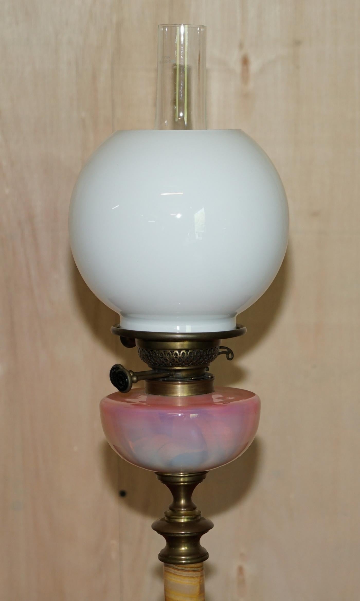 Nous avons le plaisir de vous proposer cette superbe lampe à huile victorienne à base d'onyx avec un réservoir d'huile d'époque à finition perlée 

J'ai une suite de sept lampes à huile victoriennes, toutes les autres sont listées dans mes autres