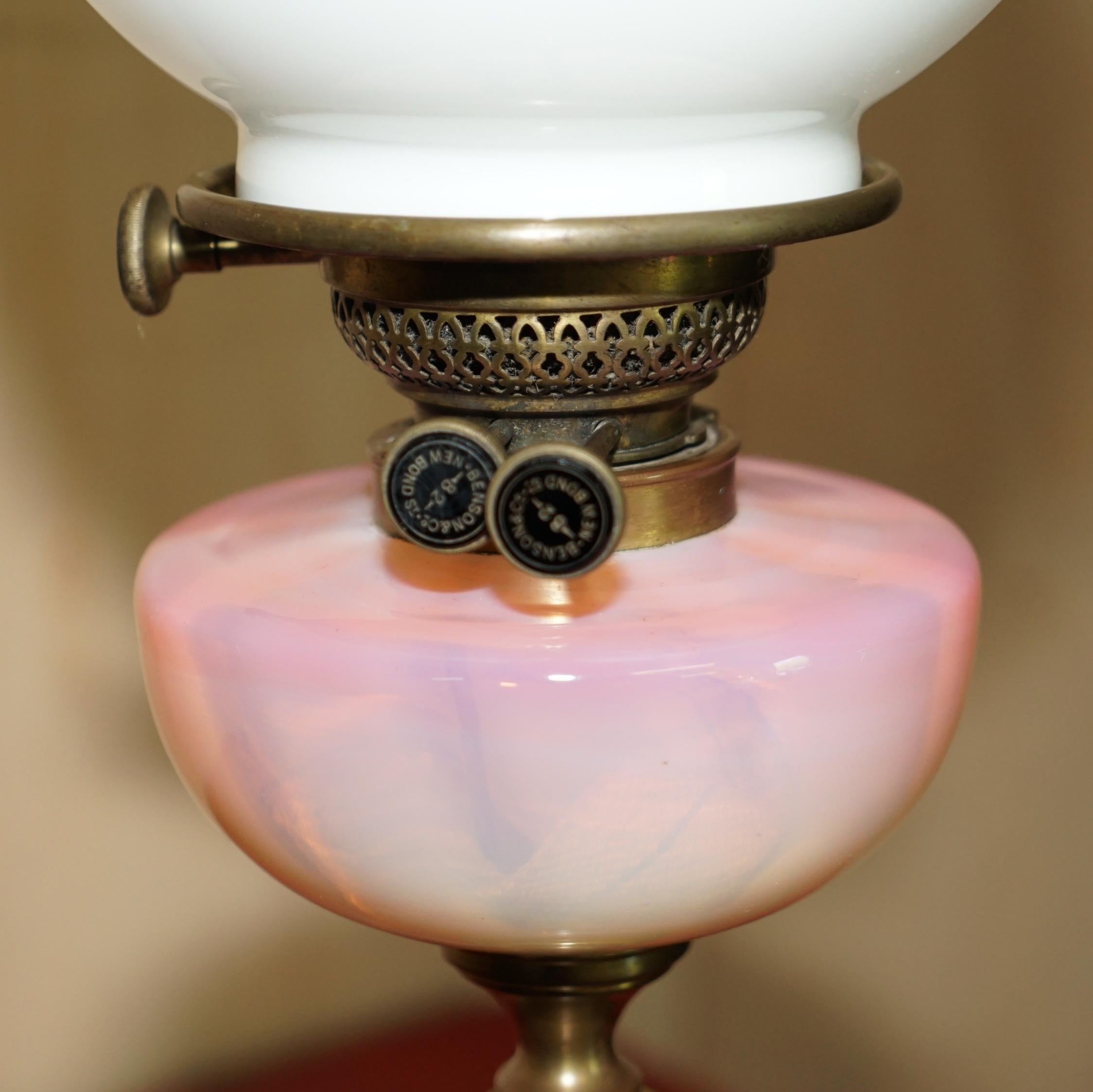 Victorien Lampe à huile victorienne Anitique à base d'onyx avec finition en verre perlé d'origine et dôme à huile en vente