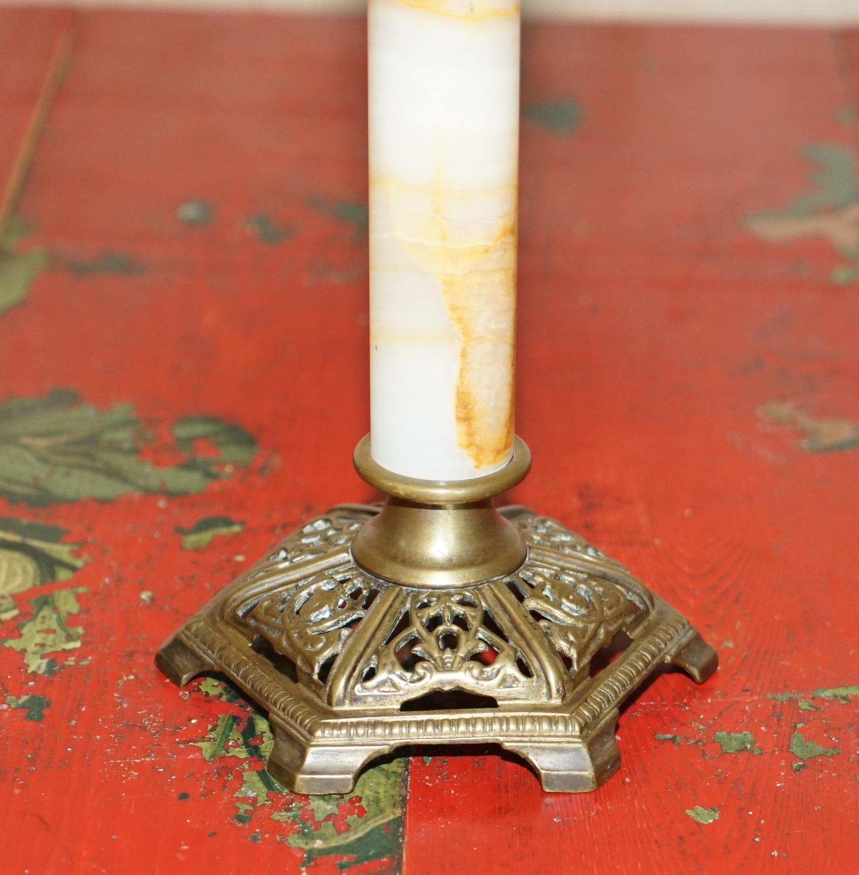 Fait main Lampe à huile victorienne Anitique à base d'onyx avec finition en verre perlé d'origine et dôme à huile en vente