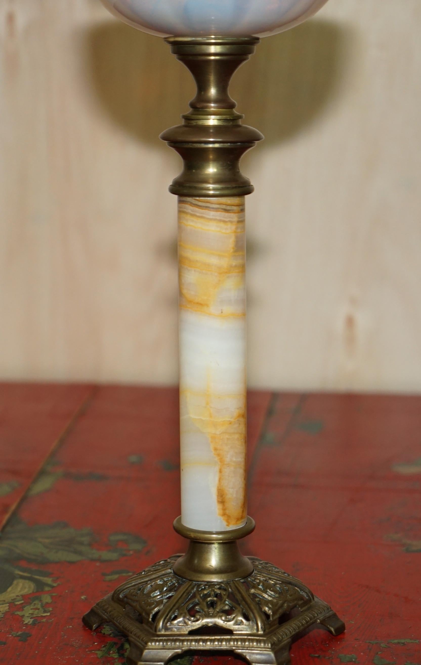 Anitique viktorianische Öllampe mit Onyxfuß und Original-Perlen-Glas-Finish, Ölkuppel (Messing) im Angebot
