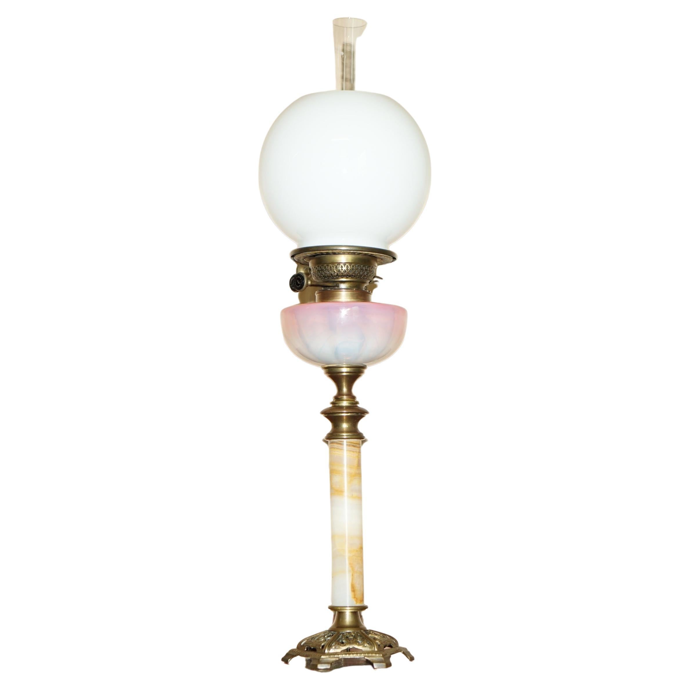 Lampe à huile victorienne Anitique à base d'onyx avec finition en verre perlé d'origine et dôme à huile en vente