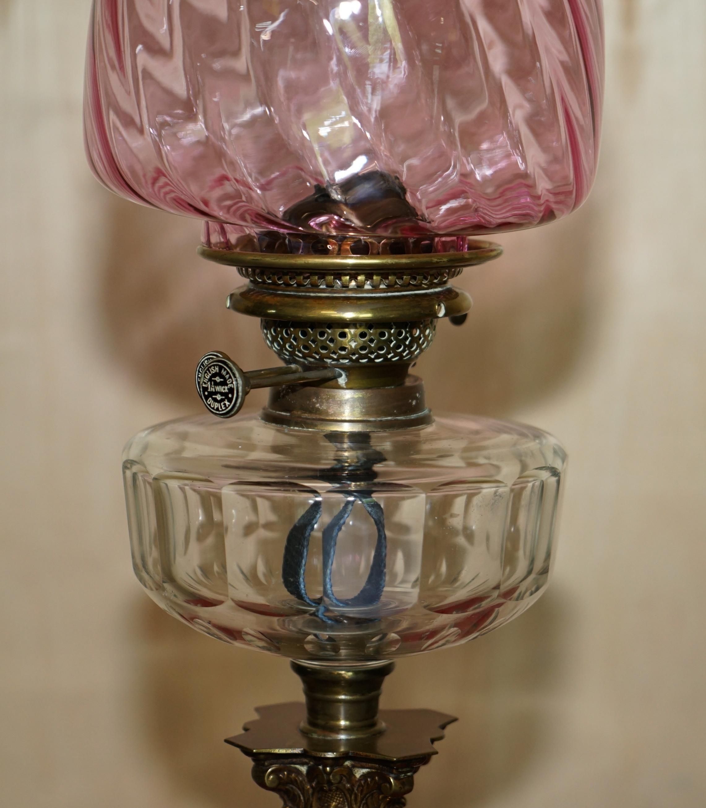 Anitique viktorianische Öllampe mit korinthischem Säulenfuß aus Rubinglas, Original (Viktorianisch) im Angebot