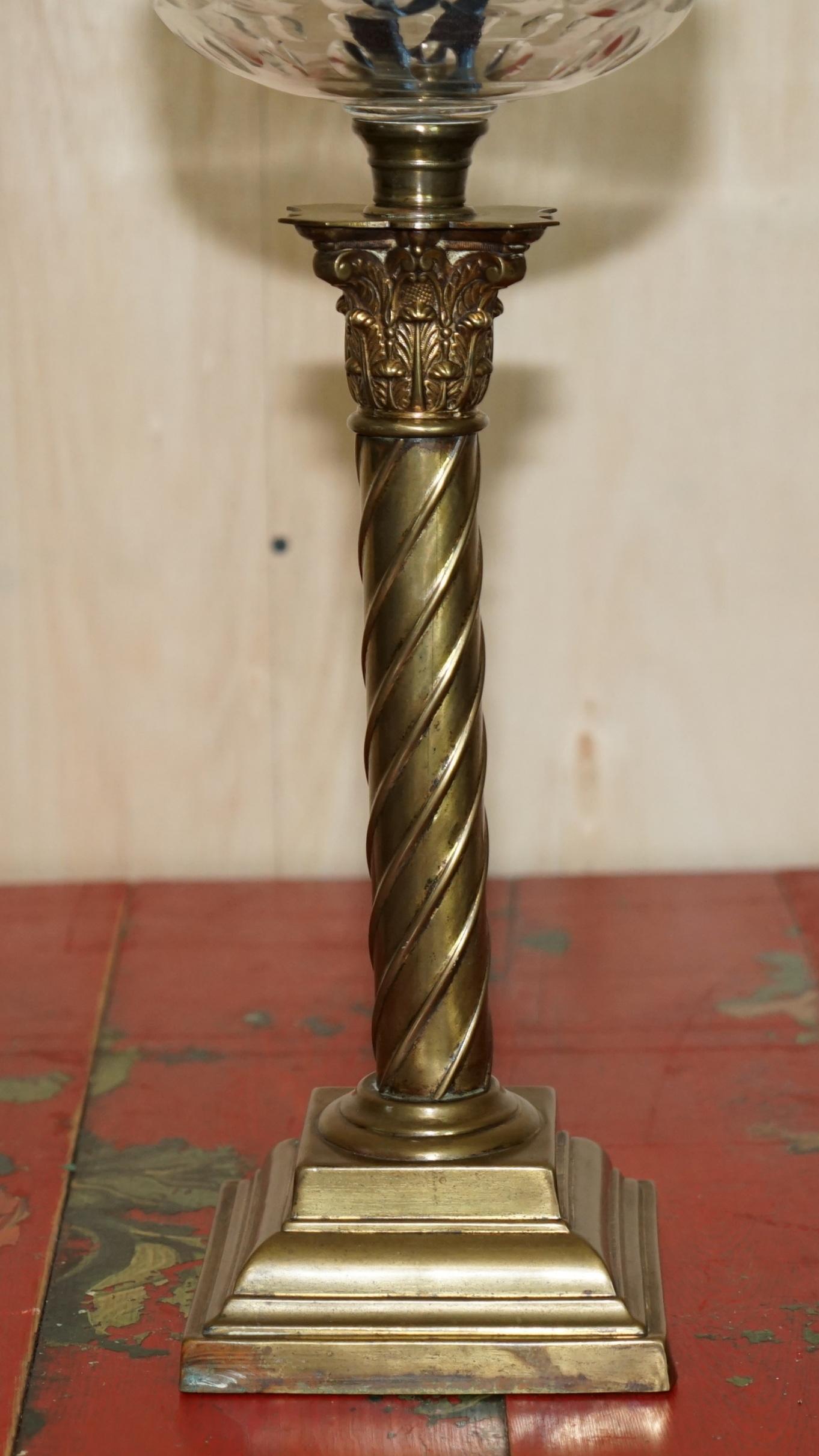 XIXe siècle Lampe à huile victorienne Anitique en verre rubis d'origine à base de pilier corinthien en spirale et à base en forme de pilier en vente