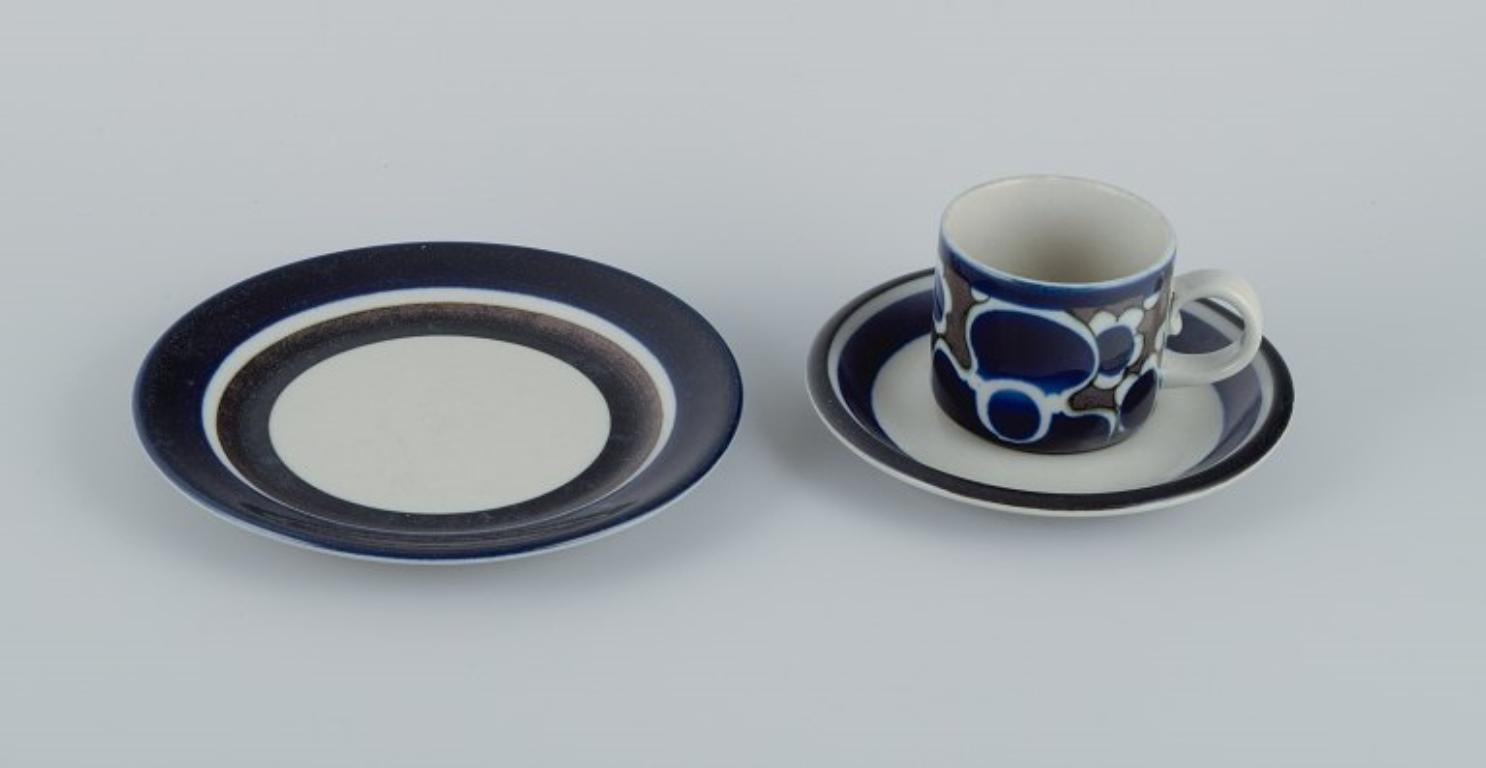 Anja Jaatinen-Winquist, Arabia, Finland, a three-person Saara coffee service in hand-painted stoneware.
Retro design.
1970s.
In perfect condition.
Marked.
Cup: D 6.5 (without handle) x H 6.0 cm.
Cake plate: D 17.0 cm.