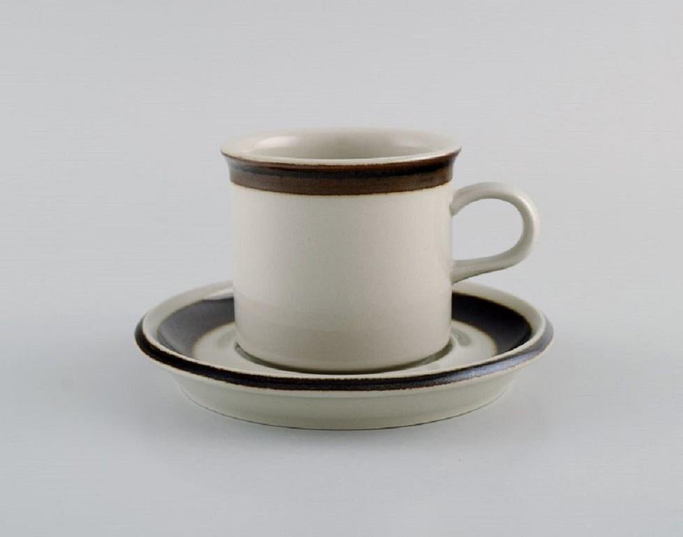 Anja Jaatinen-Winqvist for Arabia. 
Five Karelia coffee cups with saucers in glazed stoneware. 1970s.
The cup measures: 7 x 6.5 cm.
Saucer diameter: 12.3 cm.
In excellent condition.
Stamped.