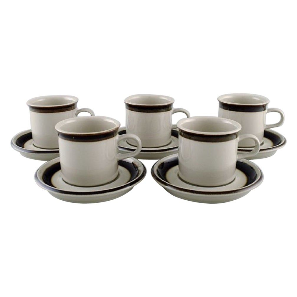 Anja Jaatinen-Winqvist pour Arabia, cinq tasses à café Karelia avec soucoupes