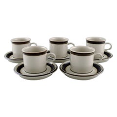 Anja Jaatinen-Winqvist pour Arabia, cinq tasses à café Karelia avec soucoupes
