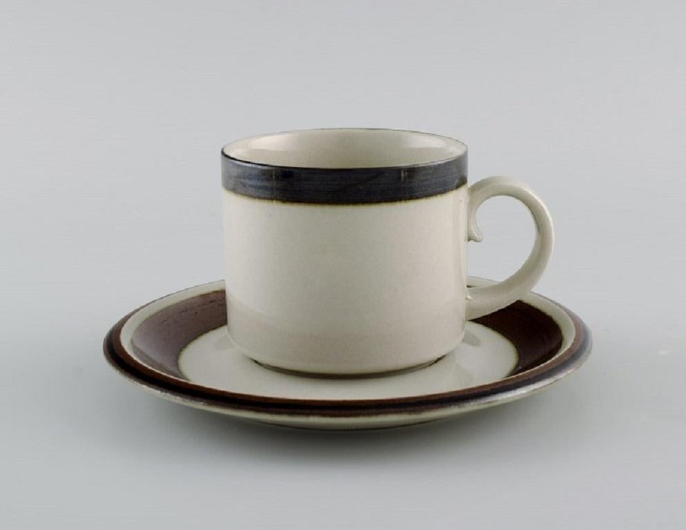 Anja Jaatinen-Winqvist for Arabia. Karelia coffee service in glazed stoneware for four people. 
Finnish design, 1970s.
Consisting of four coffee cups with saucers, sugar bowl and creamer.
The cup measures: 7.7 x 6.8 cm.
Saucer diameter: 16