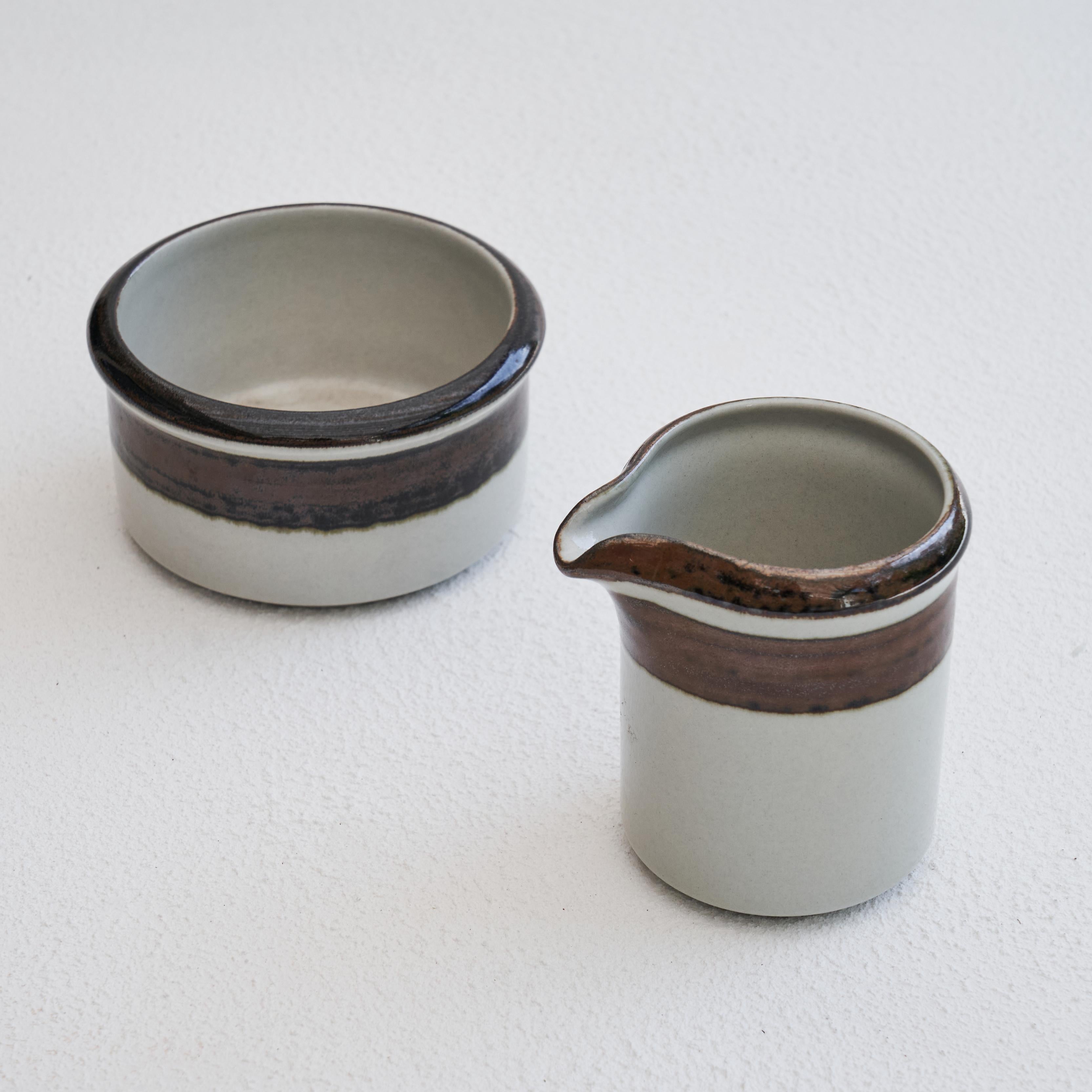 Anja Jaatinen-Winqvist 'Karelia' Milch- und Zuckerset für Arabia of Finland, 1970er Jahre (20. Jahrhundert) im Angebot