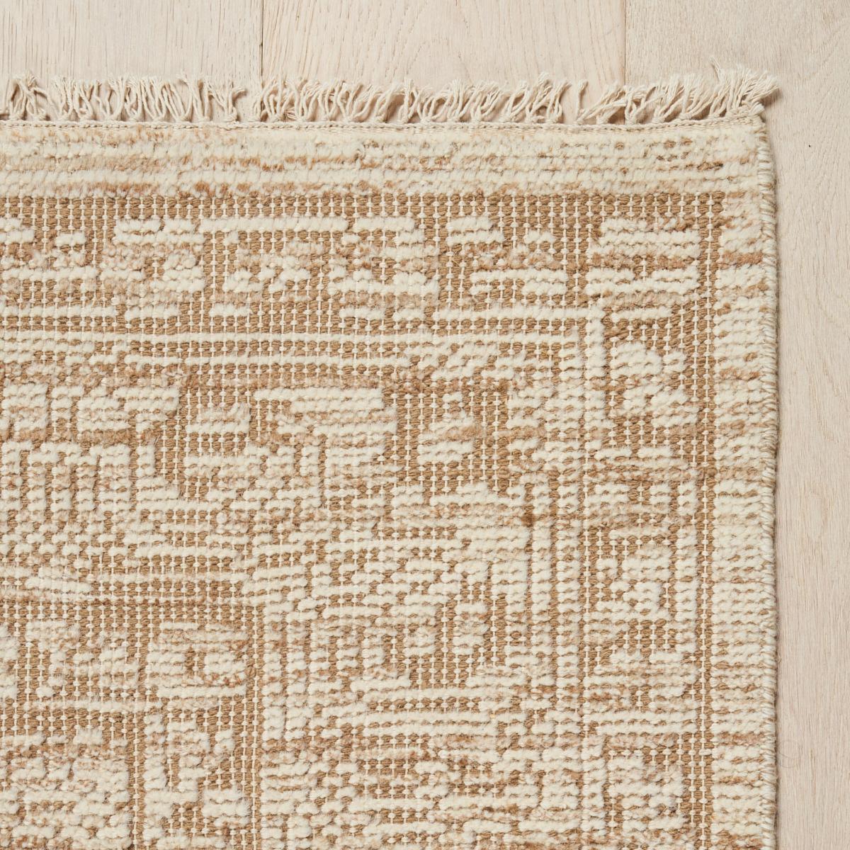 Notre tapis Ankara en laine nouée à la main est un modèle polyvalent de transition qui évoque les motifs complexes et les détails des bordures des tapis tribaux anciens. Fabriqué en laine douce à 100 %, ce tapis à la texture tonale ajoute un élément