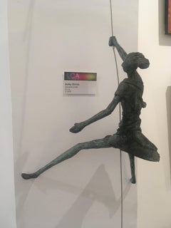 Geveltouriste n.4293 - contemporary female bronze hanging sculpture human motion