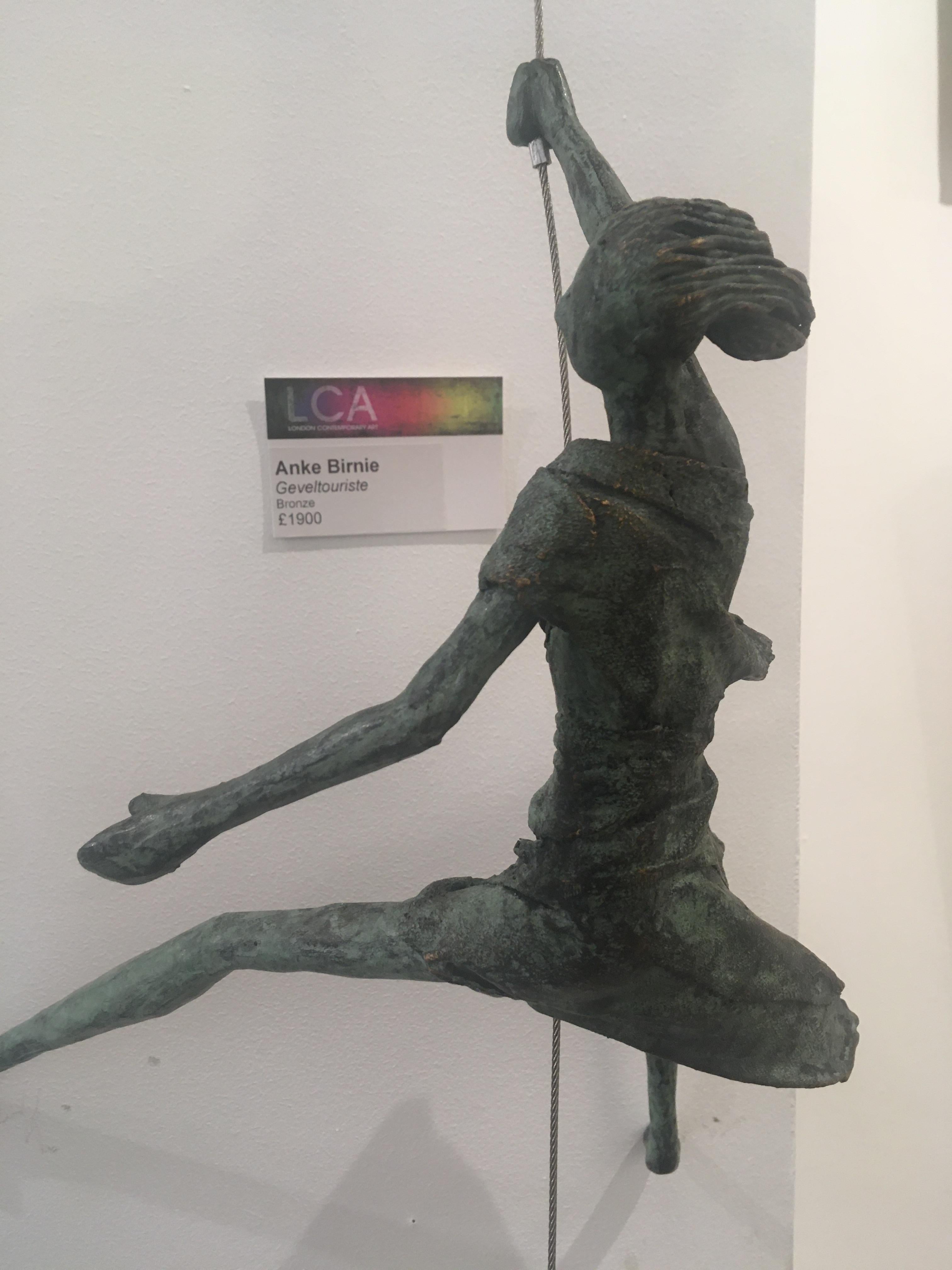 Geveltouriste n.4293 - contemporary female bronze hanging sculpture human motion 1