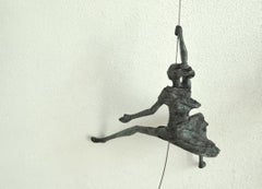 Geveltouriste n.4293 - contemporary female bronze hanging sculpture human motion