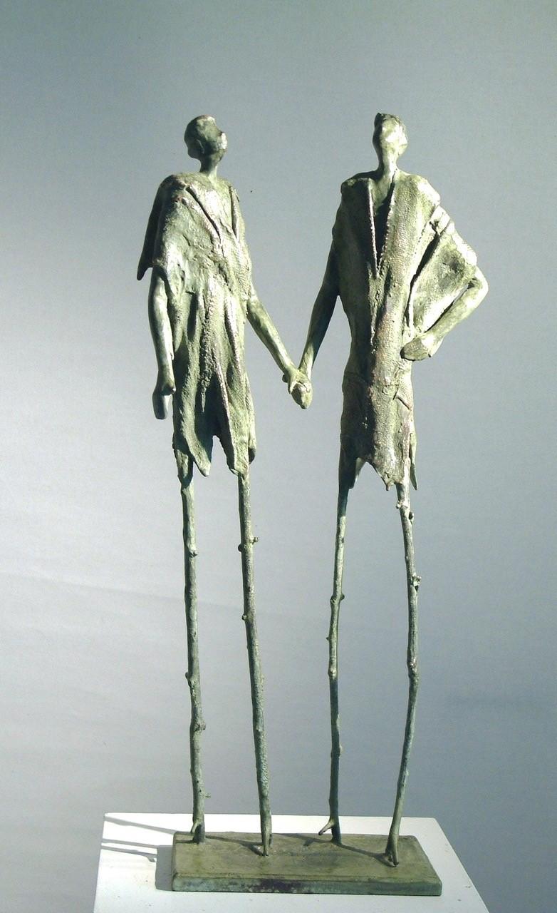 Figurative Sculpture di Anke Birnie - Guardando le stelle - Scultura figurativa in bronzo: Una coppia stravagante