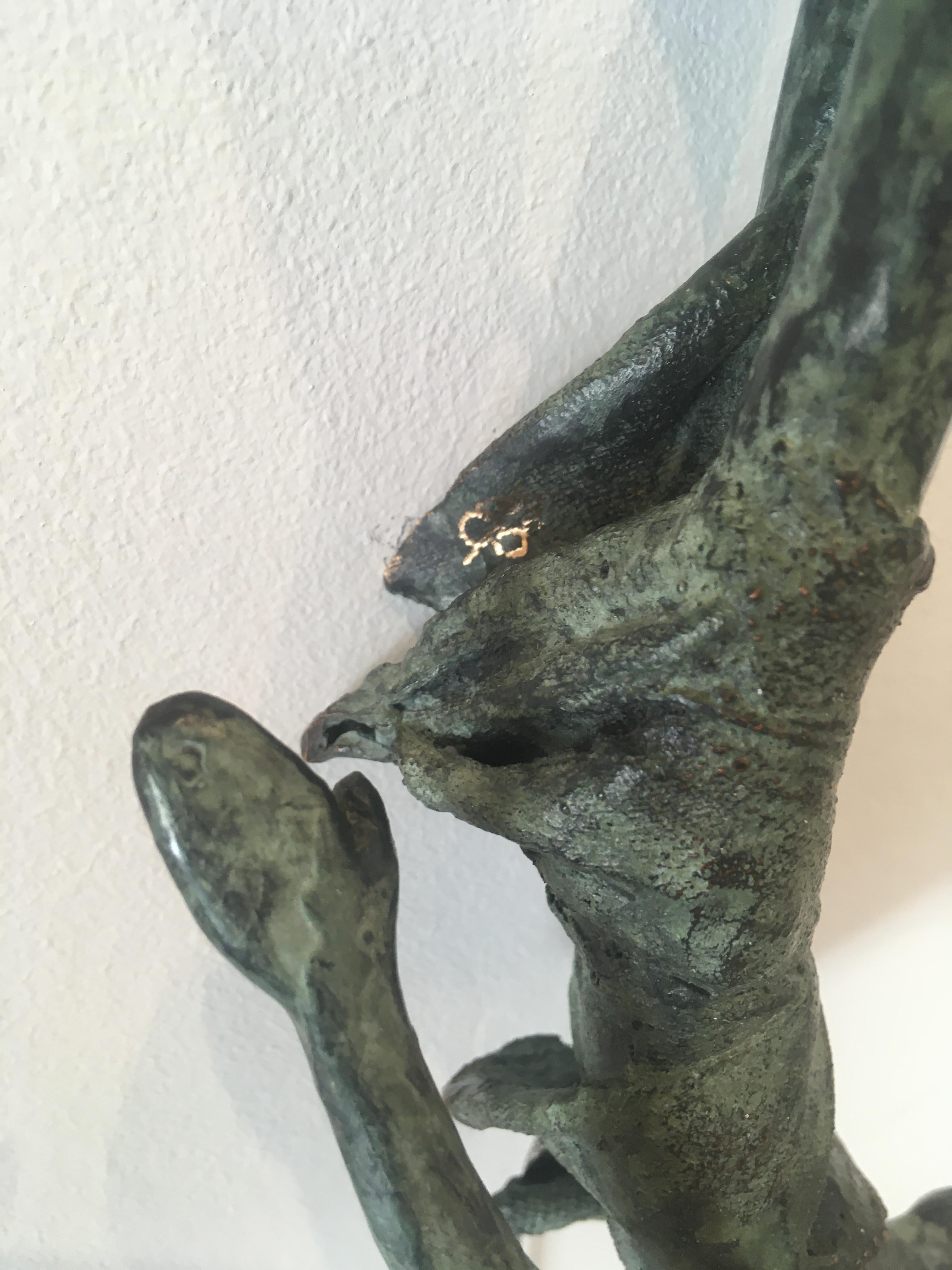 Las impresionantes esculturas de bronce creadas por Anke Birnie son todas piezas únicas en lugar de una edición, por lo que cada una de ellas es única. A Anke le fascina retratar una imagen del elemento natural terrenal 