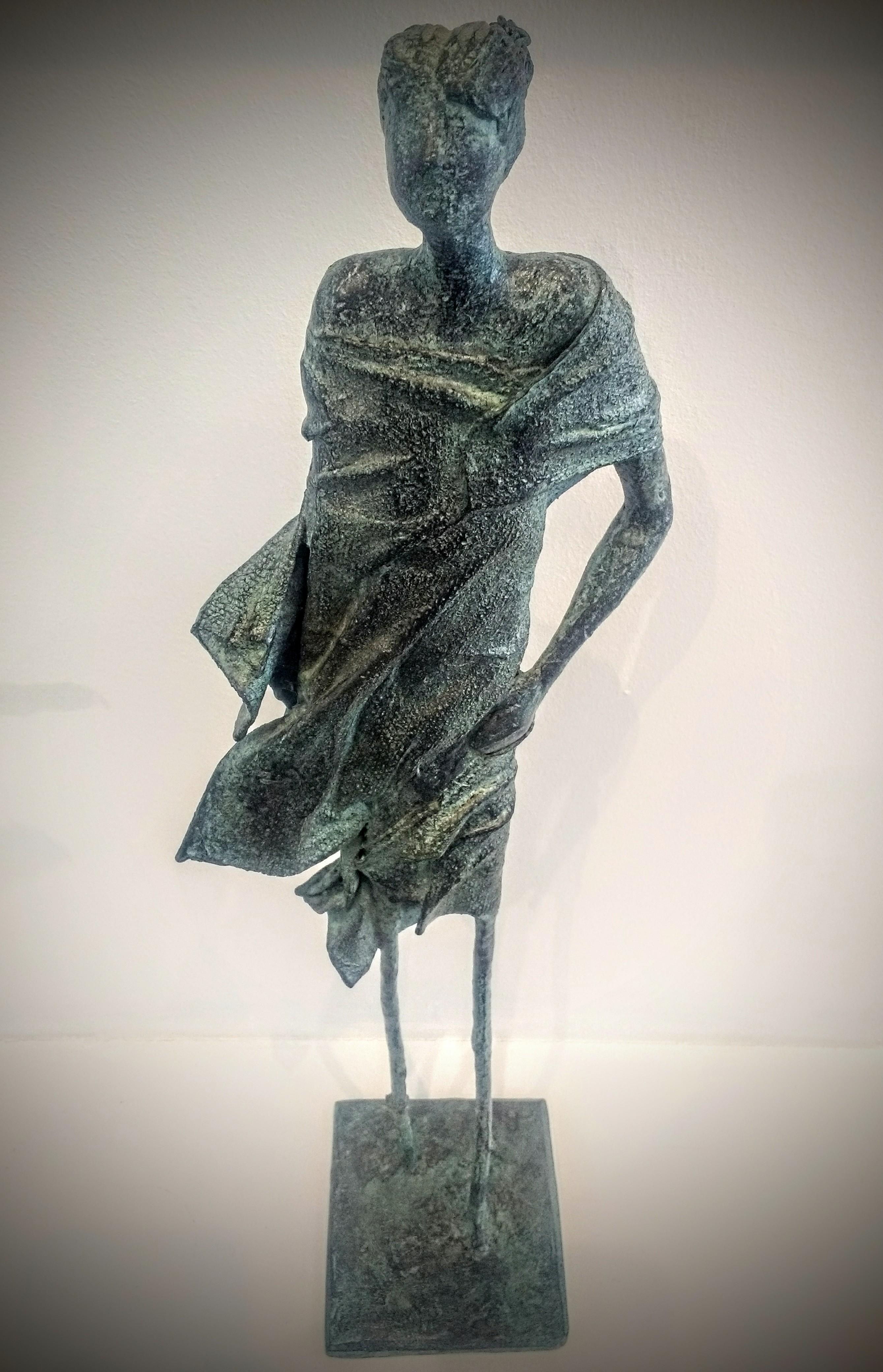 Walking in the Forest - Sculpture figurative en bronze : un personnage fantaisiste - Or Figurative Sculpture par Anke Birnie