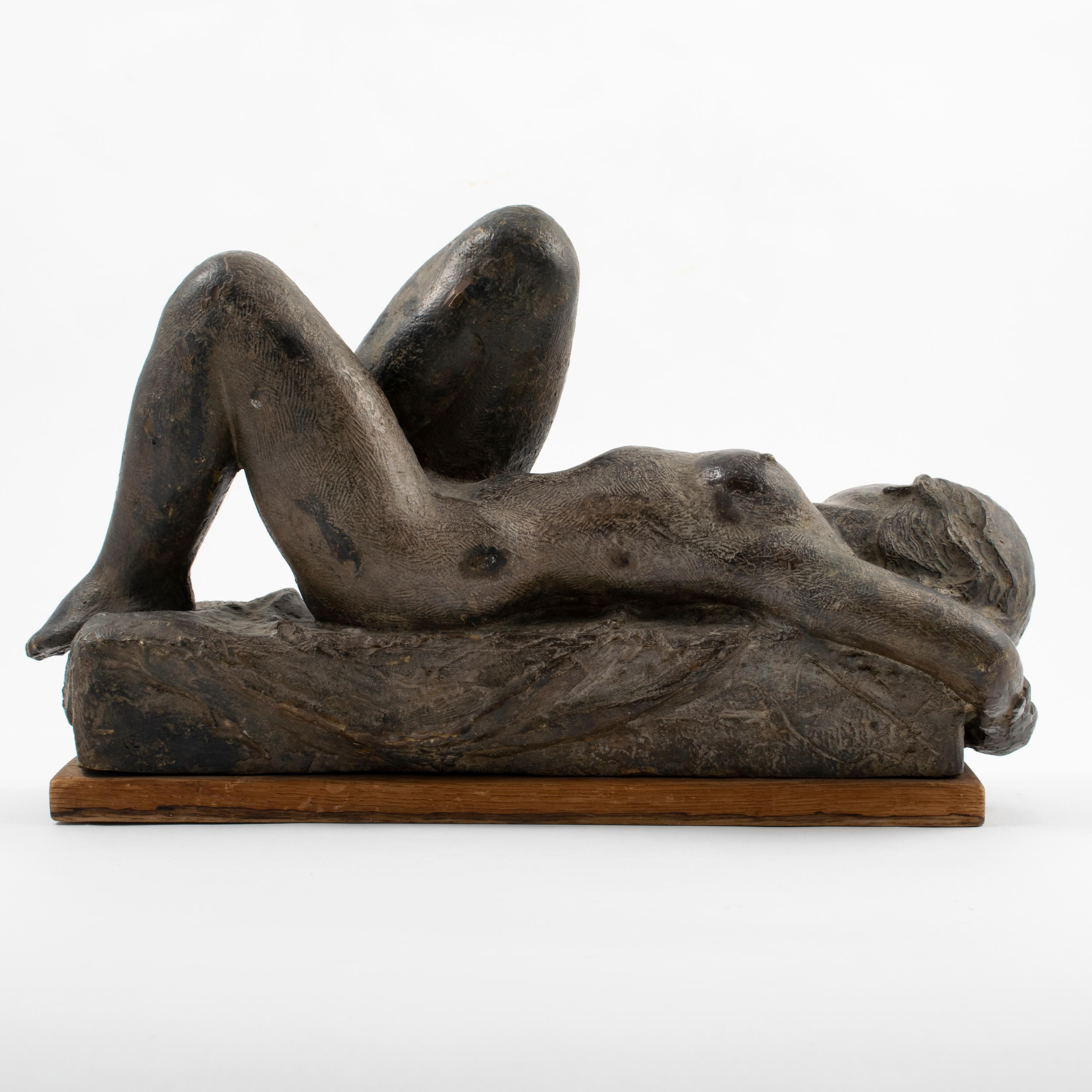Bronze sculpture of a nude woman lying down. Beautiful dark patina.
Signed with monogram.
Denmark 1945.
