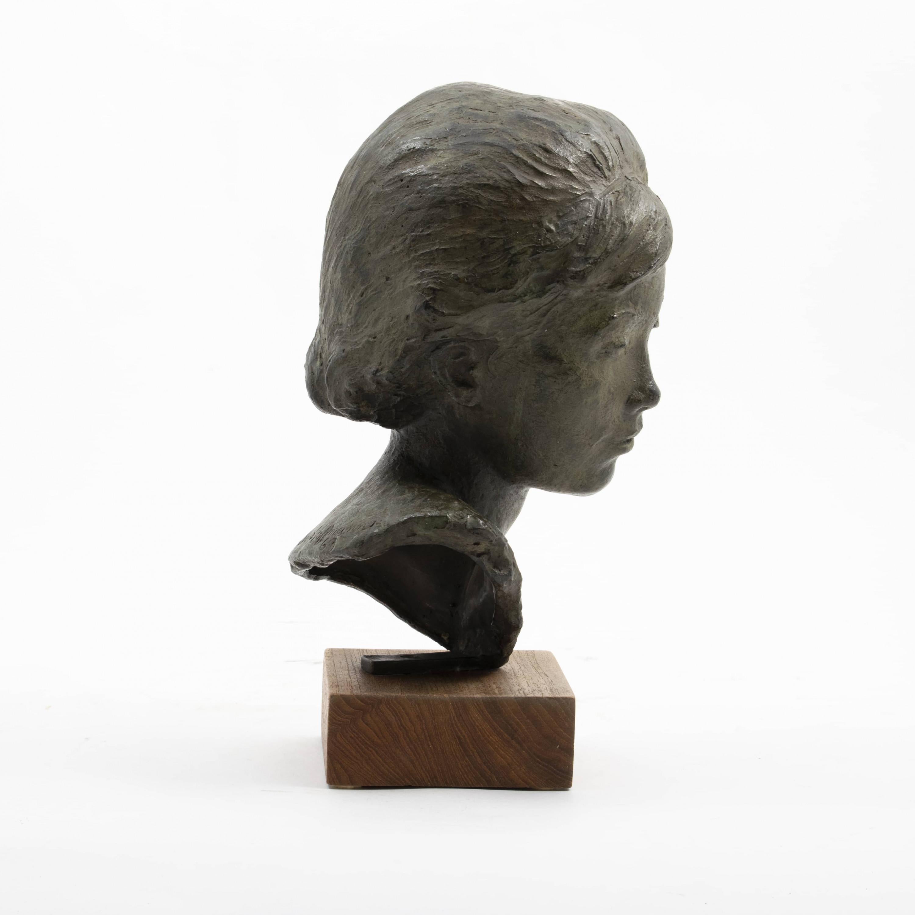 Anker Hoffmann 1904-1985.

Sculpture in green patinated bronze depicting a portrait of a young woman. Mounted on a teak plinth.
Signed Anker Hoffmann 63
Height incl. plinth: 36 cm.