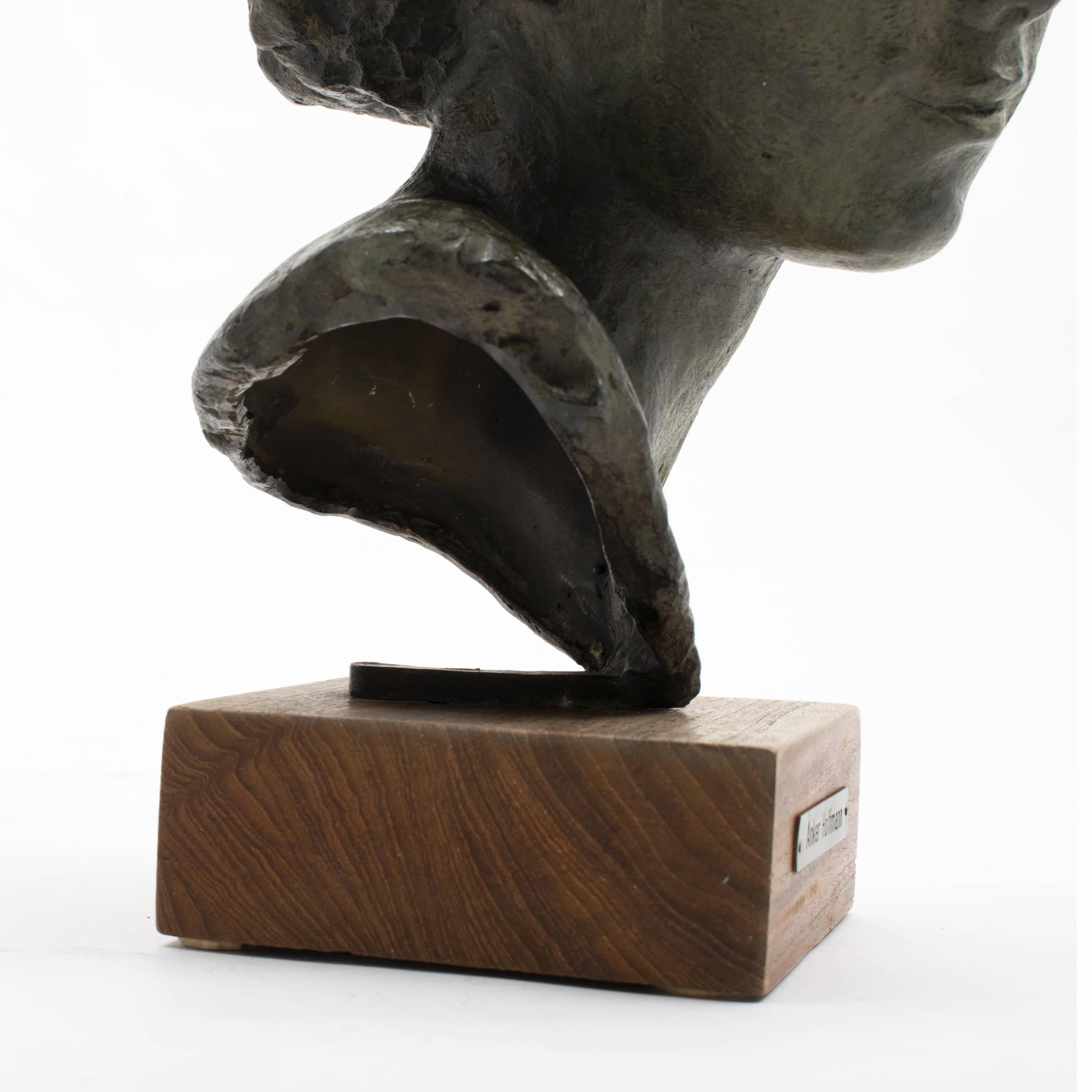 Anker Hoffmann, sculpture en bronze patiné vert d'un jeune en vente 1