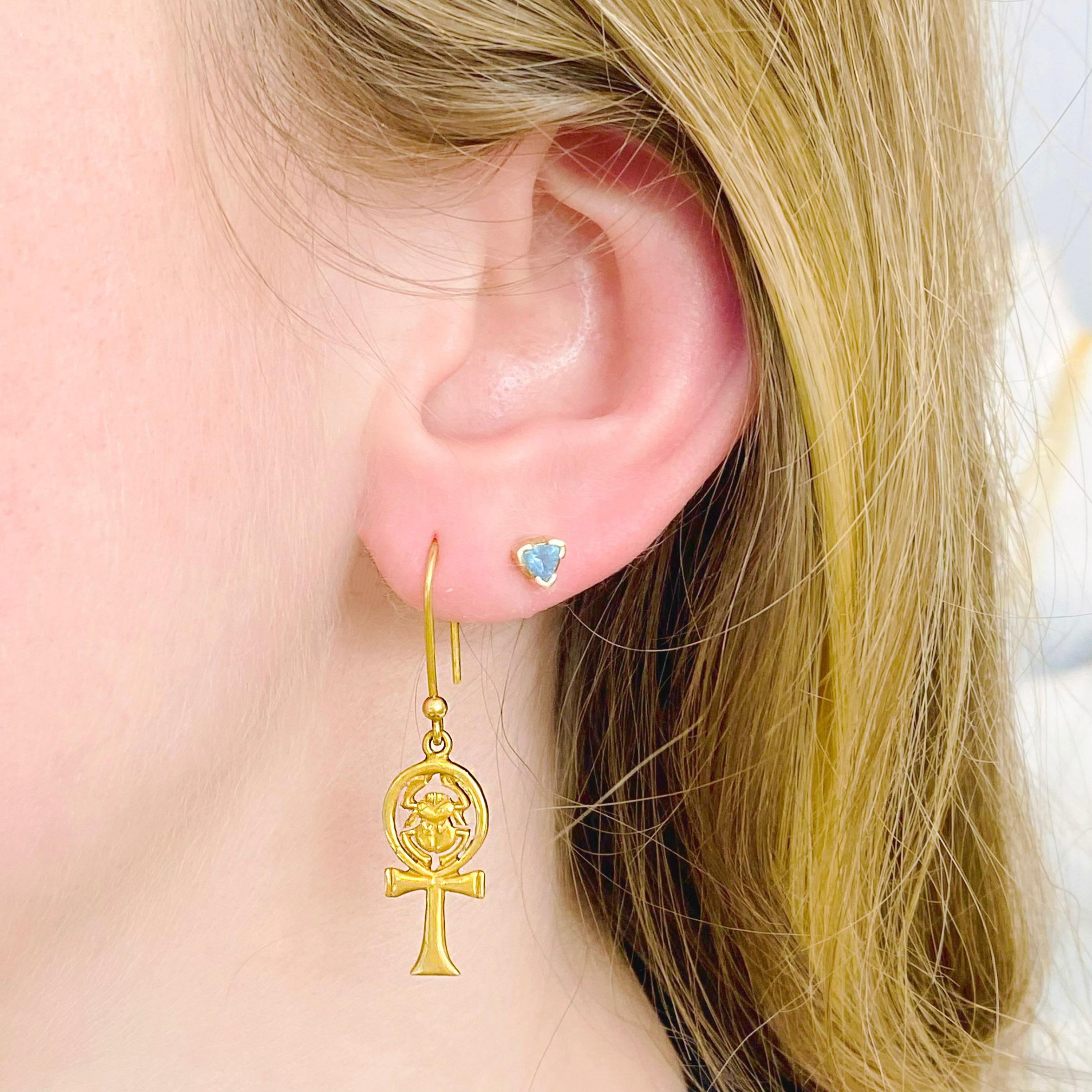 Néo-égyptien Boucles d'oreilles pendantes Ankh en or 22 carats, symbole de l'Égypte ancienne en vente
