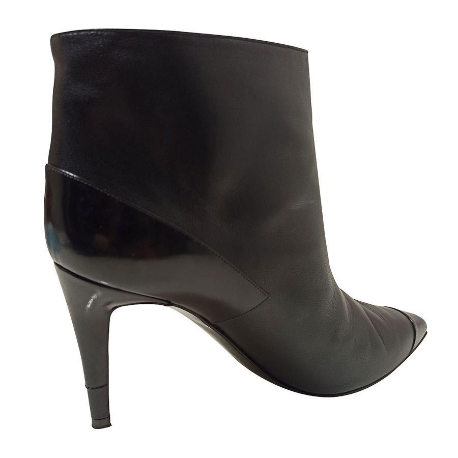 Chaussures à talons en cuir de veau satiné noir brillant hauteur cm 9 (3,54 pouces) Prix d'origine euro 750
