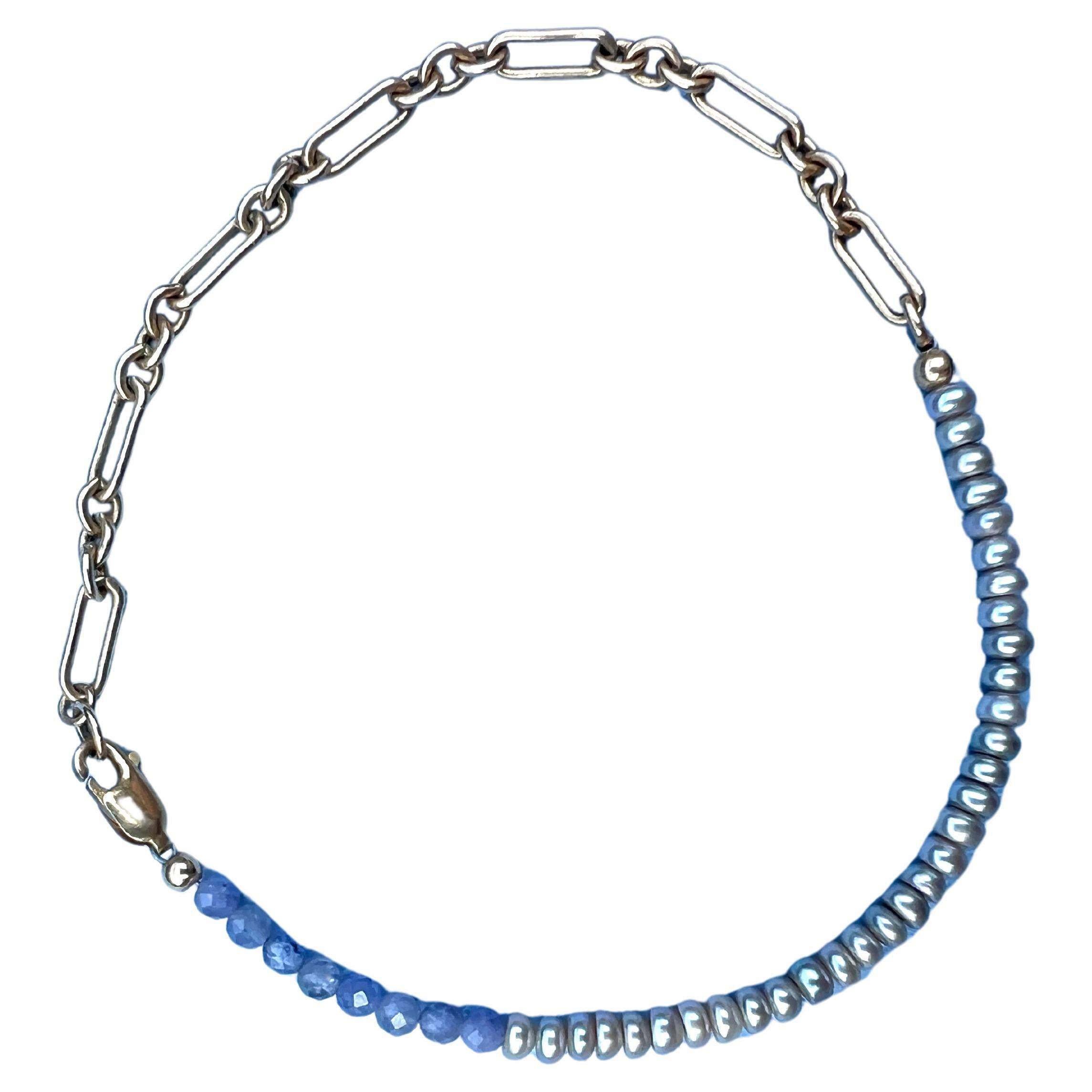 Bracciale alla caviglia con catena di perle e tanzanite 

Bracciale alla caviglia con perle e tanzanite, catena in oro J DAUPHIN
Può essere utilizzato anche come braccialetto, poiché la catena è regolabile.

