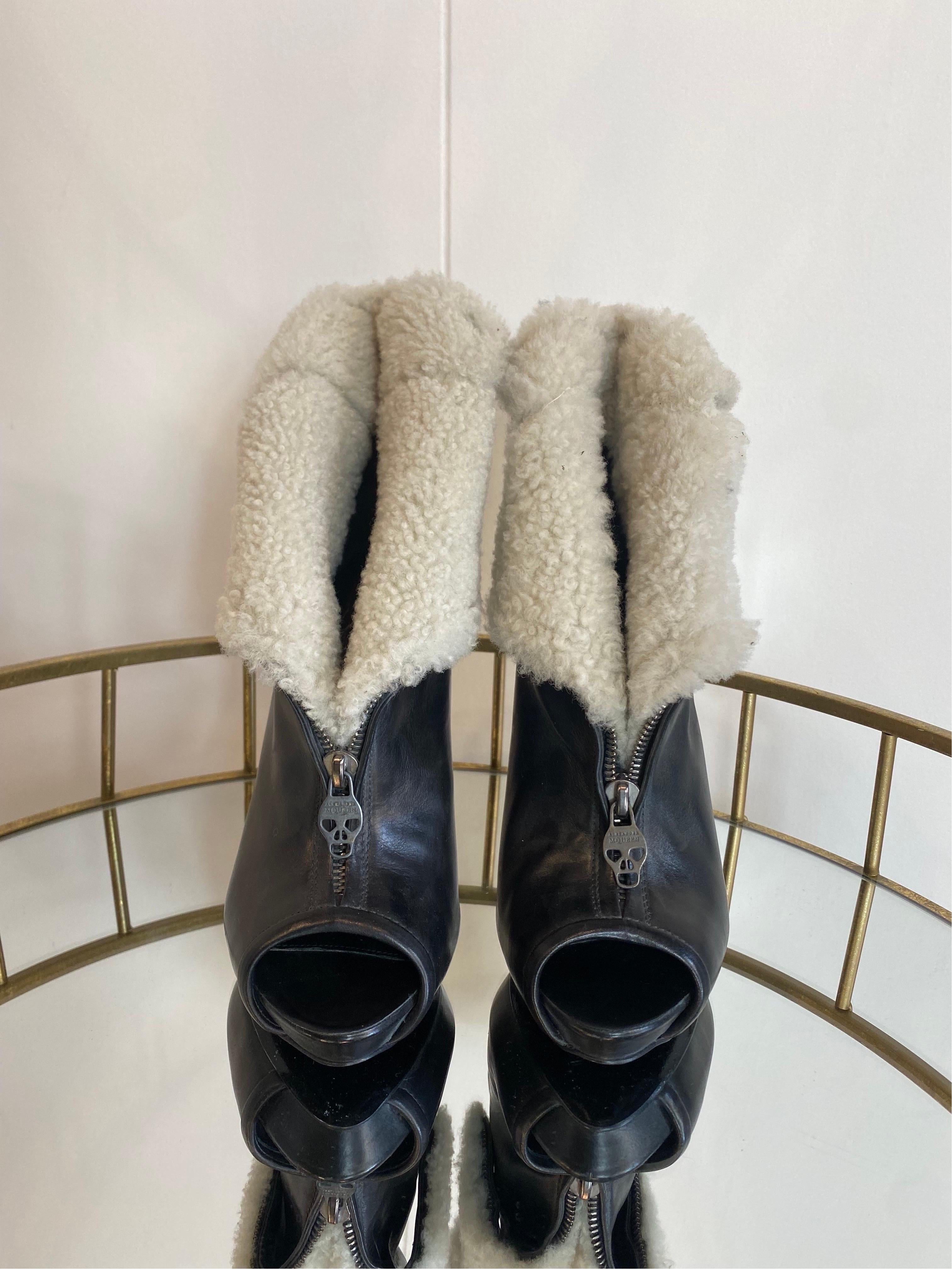 With fur. Open toe.
Zip with logo.
If you zip up and unbutton part of the fur it can become higher like a boot.
Number 38 EU.
Sole 24cm
Heel 13cm
In excellent condition, shows signs of normal use