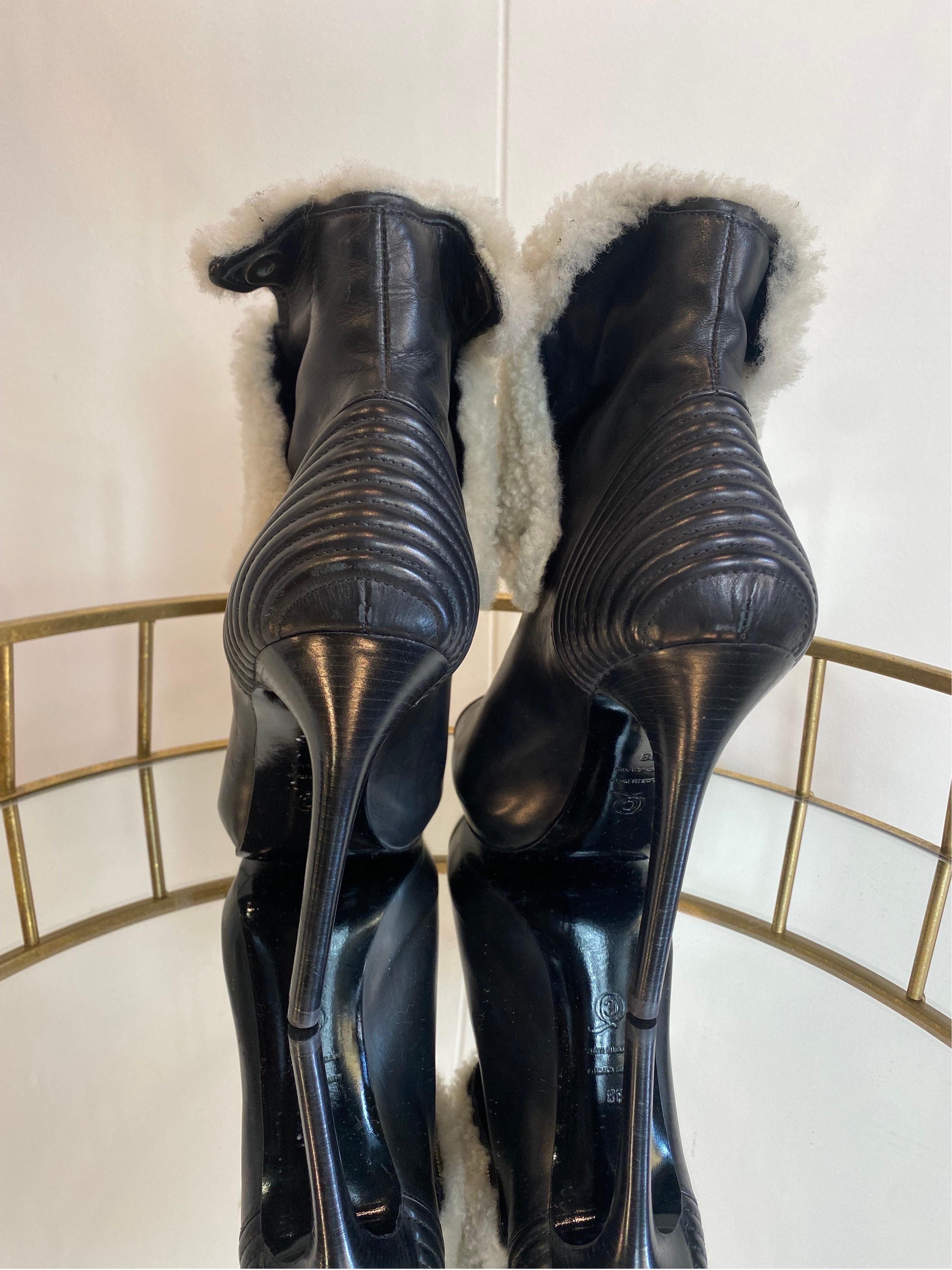 Chaussures à cheville en cuir Alexander McQueen en vente 2