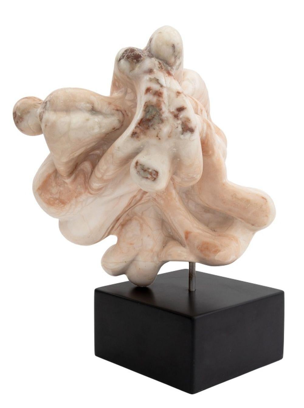 Ann Aptekar (americana, XX-XXI) Scultura in marmo rosa di gruppo figurato, firmata, su una base nera. Complessivamente: 17,5