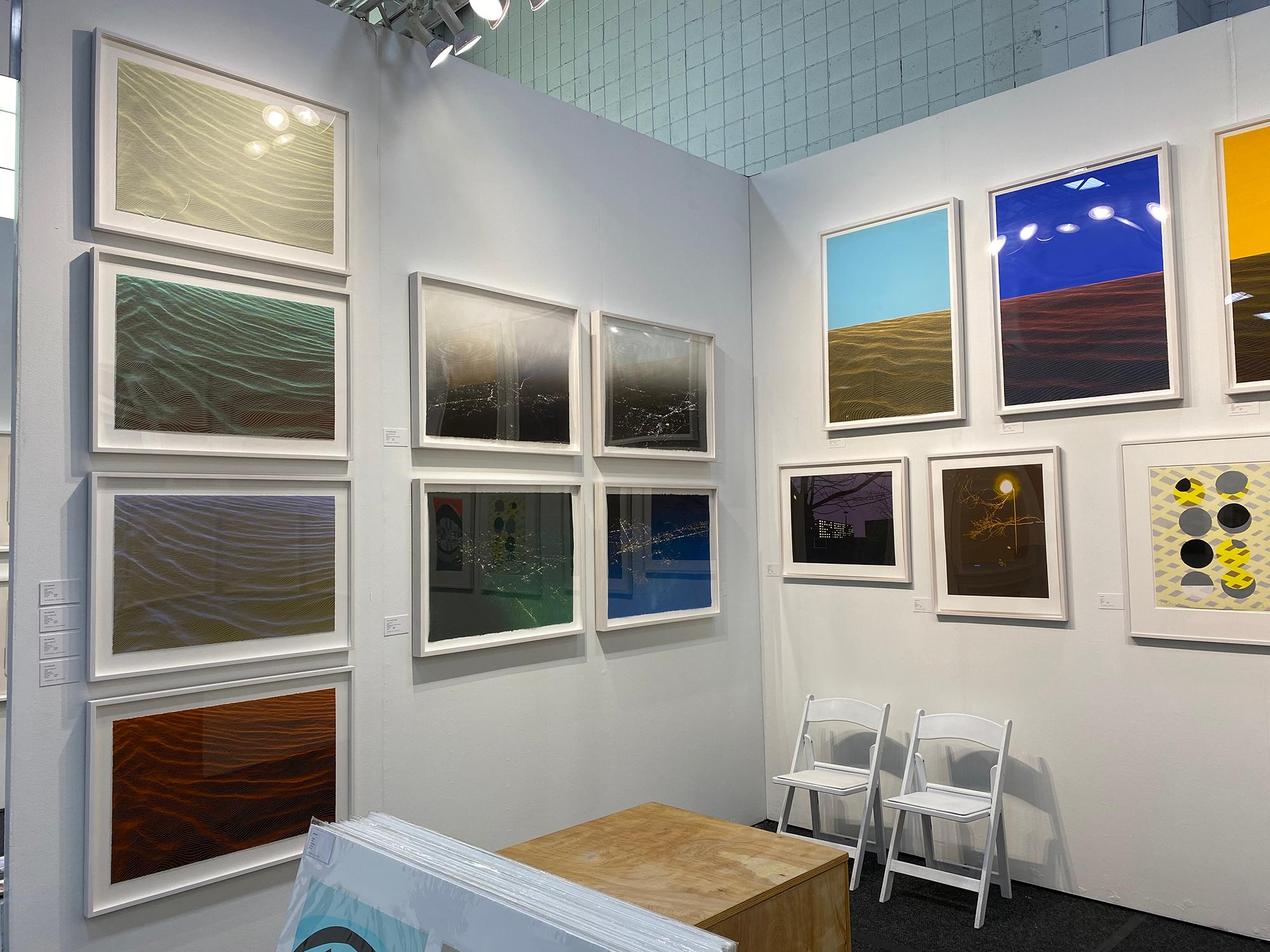 Crepe de Chine II, serigrafia astratta blu contemporanea - Landscape Print Grigio di Ann Aspinwall