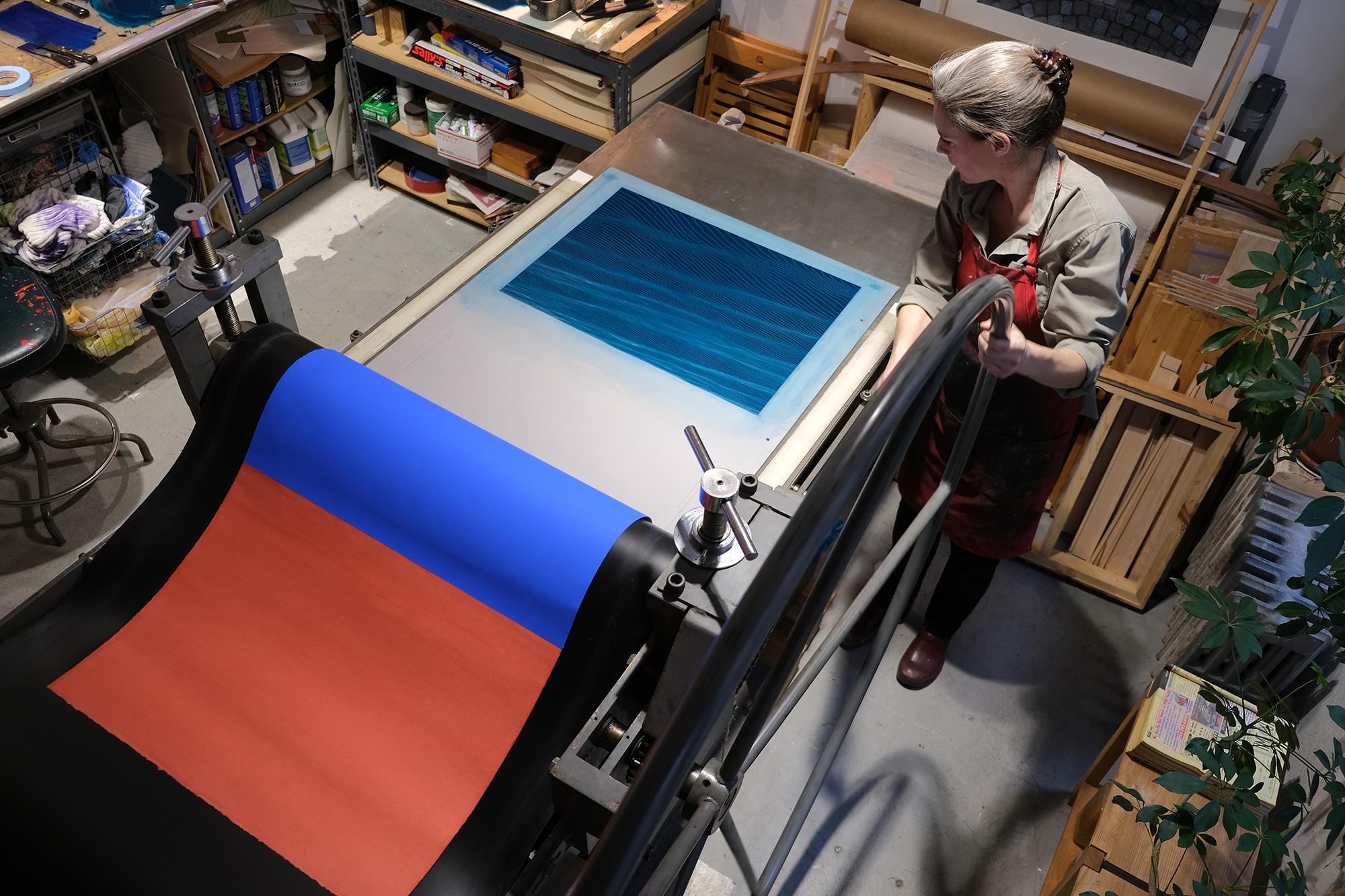 Crepe de Chine II, serigrafia astratta blu contemporanea in vendita 1
