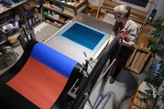 Zeitgenössischer abstrakter roter, linear gemusterter Siebdruck Crepe de Chine IV, 2020