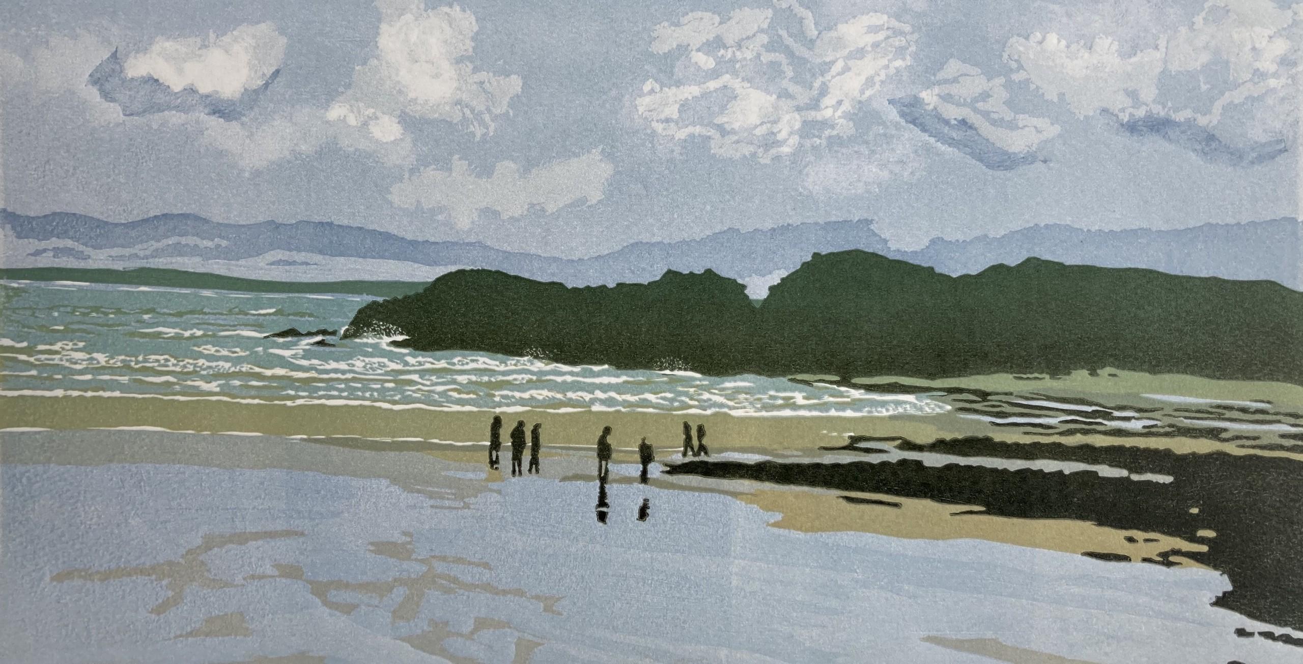 Ann Burnham Figurative Print – Niedriges Tide bei Hope Cove