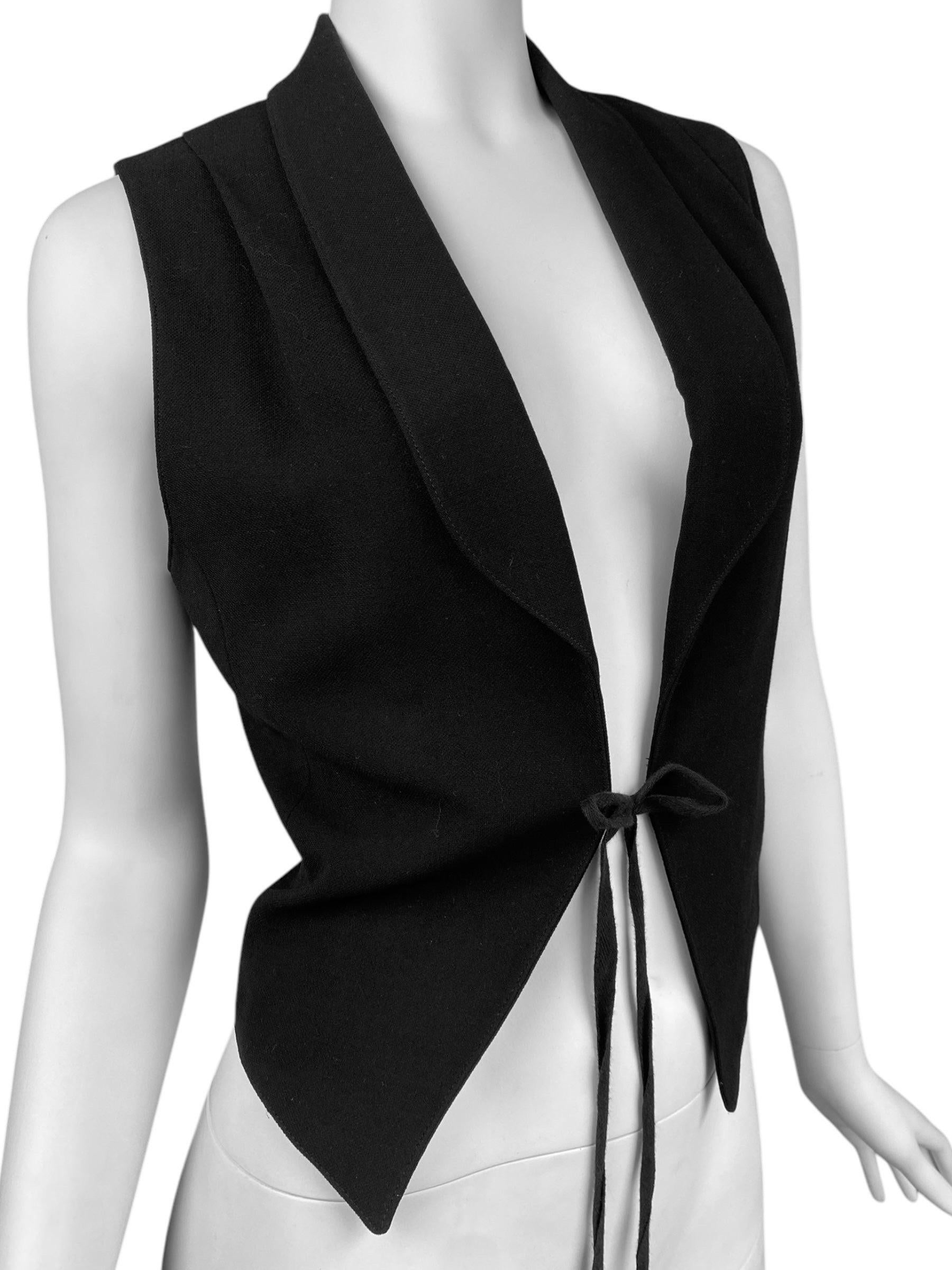 BRAND : ANN DEMEULEMEESTER

DESIGNER : ANN DEMEULEMEESTER 

YEAR/DECADE : 1990s

SIZE : 40 FITS FROM M TO L

MADE IN : BELGIUM

COMPOSITION : 100% VIRGIN WOOL ; LINING 100% RAYON

CONDITION : EXCELLENT

NOTE : /

Mannequin is a size S.