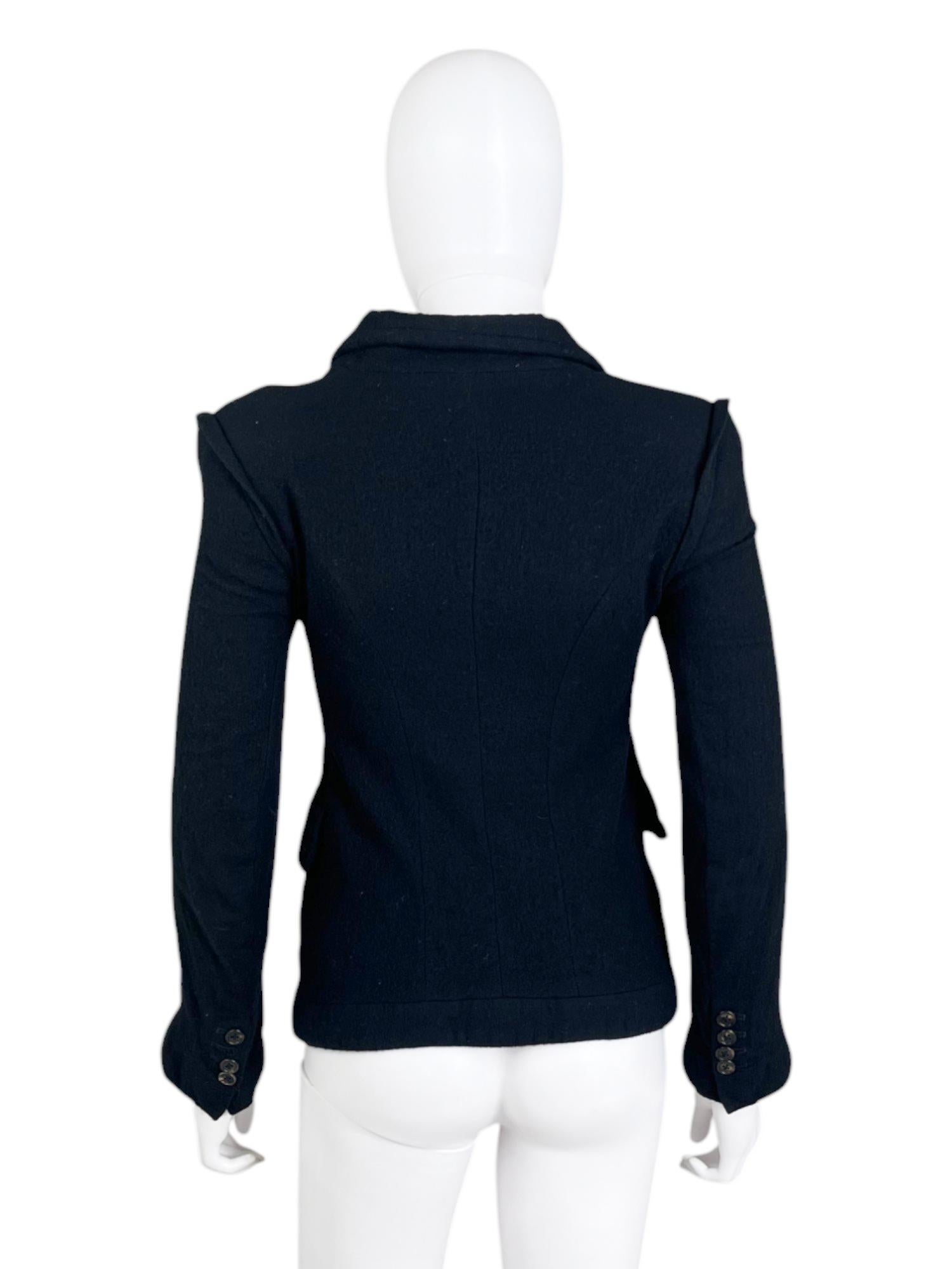 - Entworfen von Ann Demeulemeester
- 2000er Zeitraum
- Schwarzer Wollblazer
- Asymmetrischer Doppelknopfverschluss
- Zwei Taschen auf der Vorderseite
- Geknöpfte Handgelenke
- Crop-Passform
- Sehr guter Zustand
- Hergestellt in Portugal
-