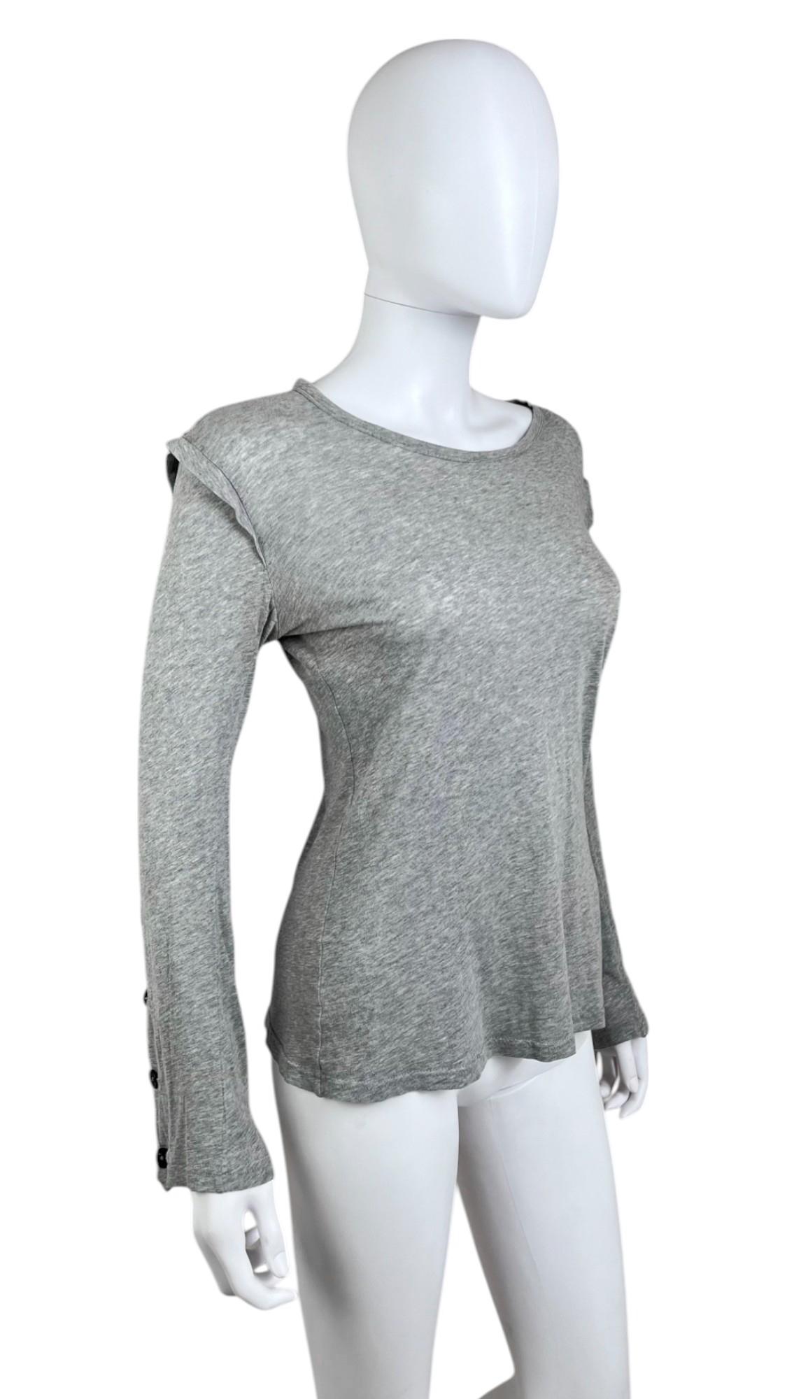- Diseñado por Ann Demeulemeester
- periodo 2000
- Top gris con mangas abotonadas
- Escote redondo
- Mangas confeccionadas
- Detalles de botones en la parte posterior de las mangas
- Muy buen estado
- Fabricado en Portugal
- Materiales: Algodón
-
