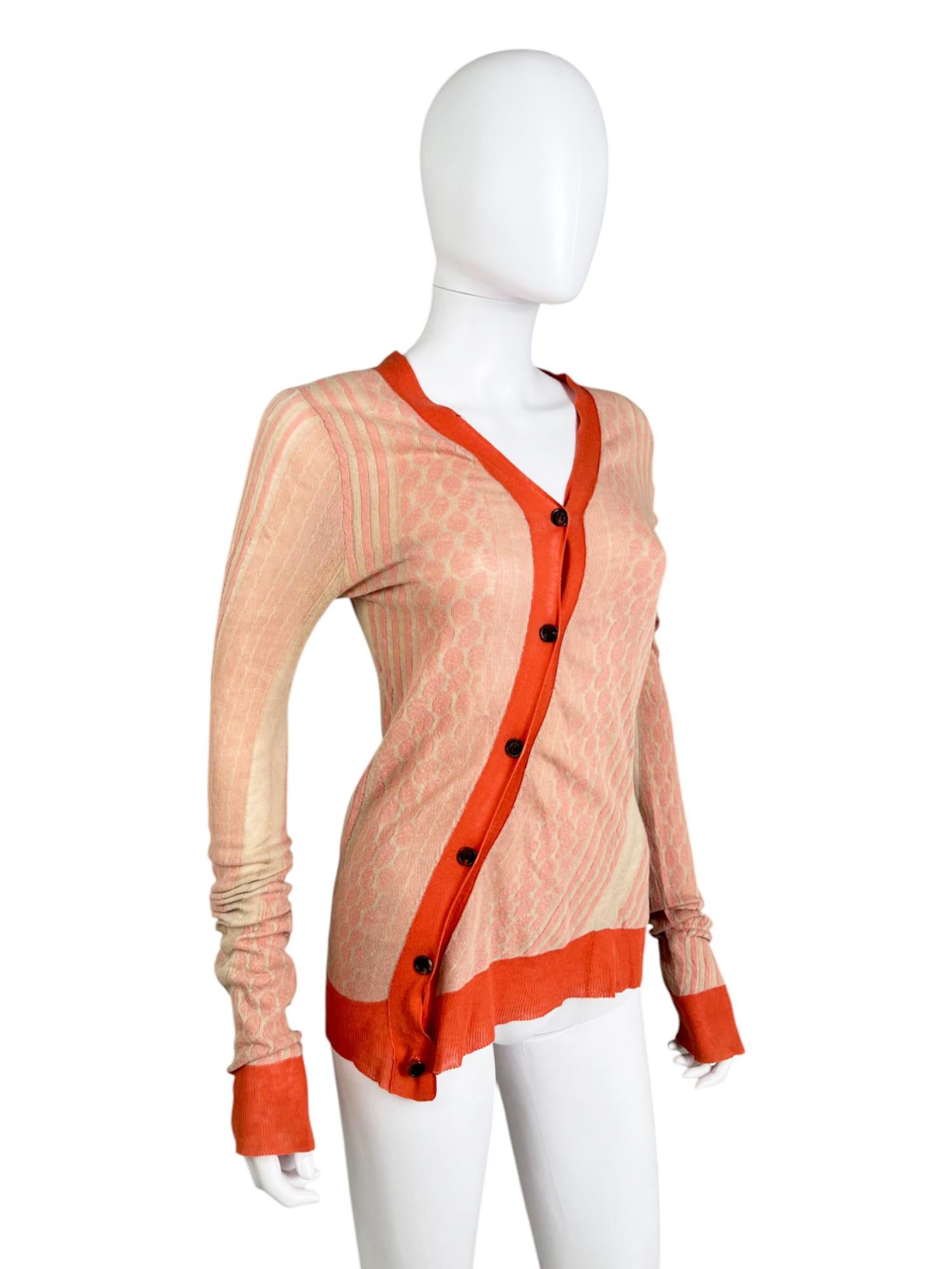 - Entworfen von Ann Demeulemeester
- 2000er Zeitraum
- Asymmetrische Strickjacke in Orange
- Gestreiftes und wabenförmiges Tupfenmuster
- Vorderseite Asymmetrischer Knopfverschluss
- Semitransparentes Design
- V-Ausschnitt
- Schlanke Passform
- Sehr
