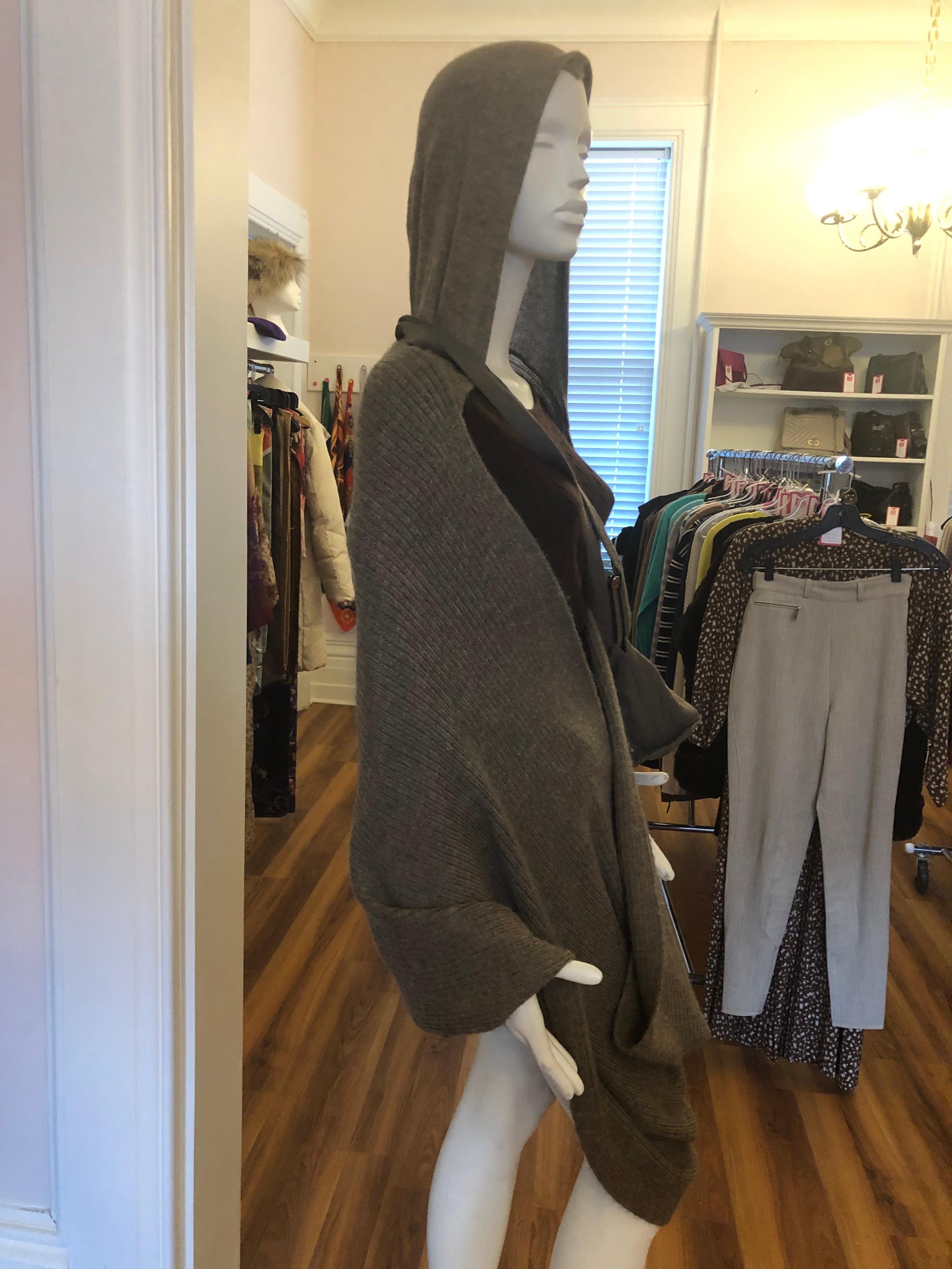 Nice, warm and stylish 100% Alpaca wool hooded wrap in a nice smoky beige color with matching bag. The bag is crossbody with an oversized zipper.