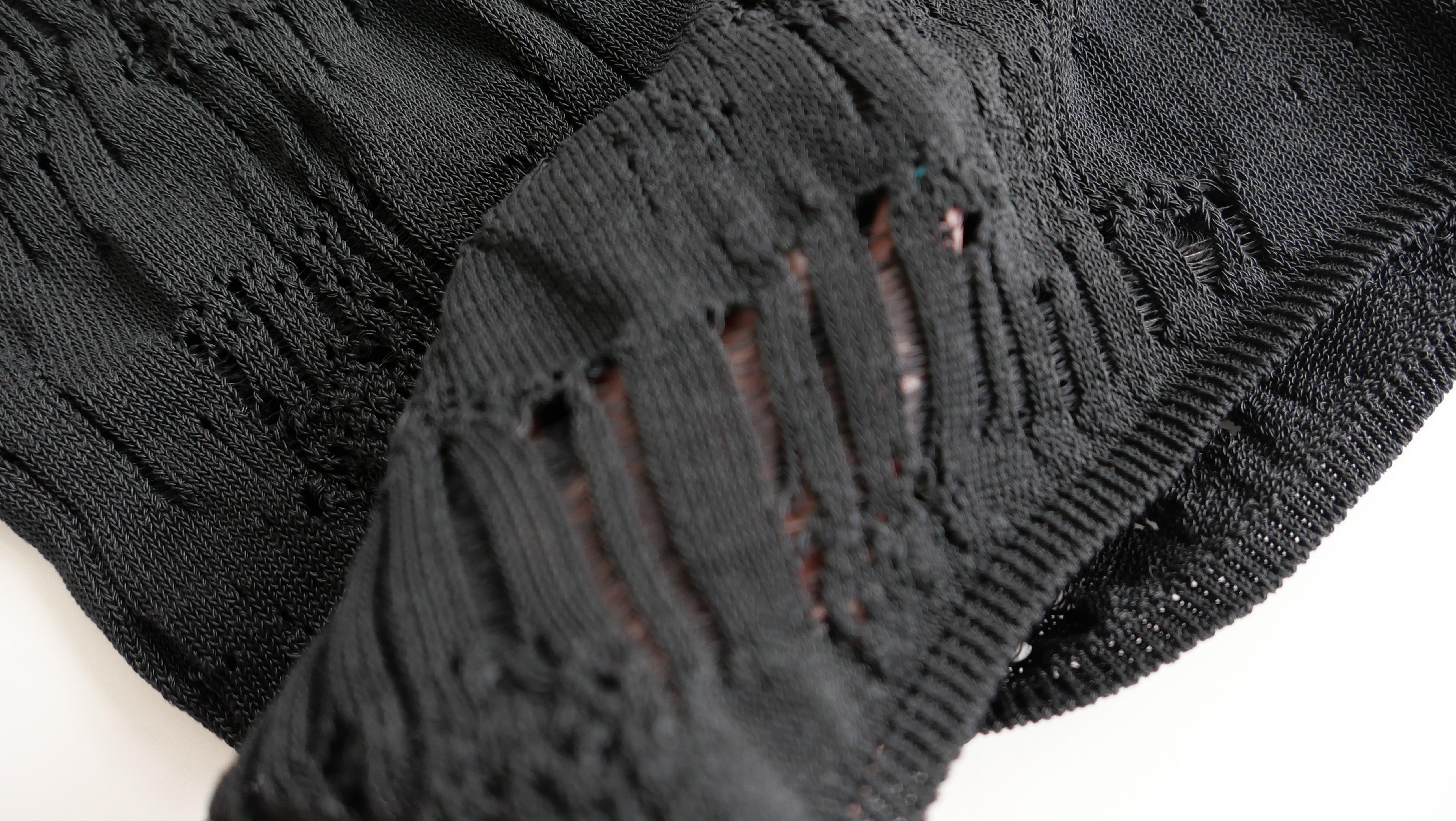 Edles, cooles Ann Demeulemeester Barbel Tank-Top. Gekauft für £475 und neu mit Etikett. Aus weichem, schwarzem Baumwollgemisch mit fließendem, leiterförmigem Maschenbild. Es ist schmal geschnitten und hat fein gerippte Abschlüsse. Größe M. Maße
