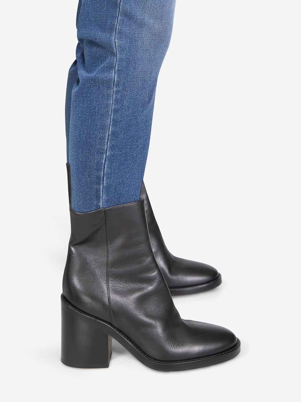 L'ÉTAT est très bon. L'usure des bottes est minime. Usure minimale sur le contrefort gauche, les deux côtés de la chaussure droite, la boîte à orteils et le talon sur les deux chaussures où une légère abrasion est visible sur cet article de revente