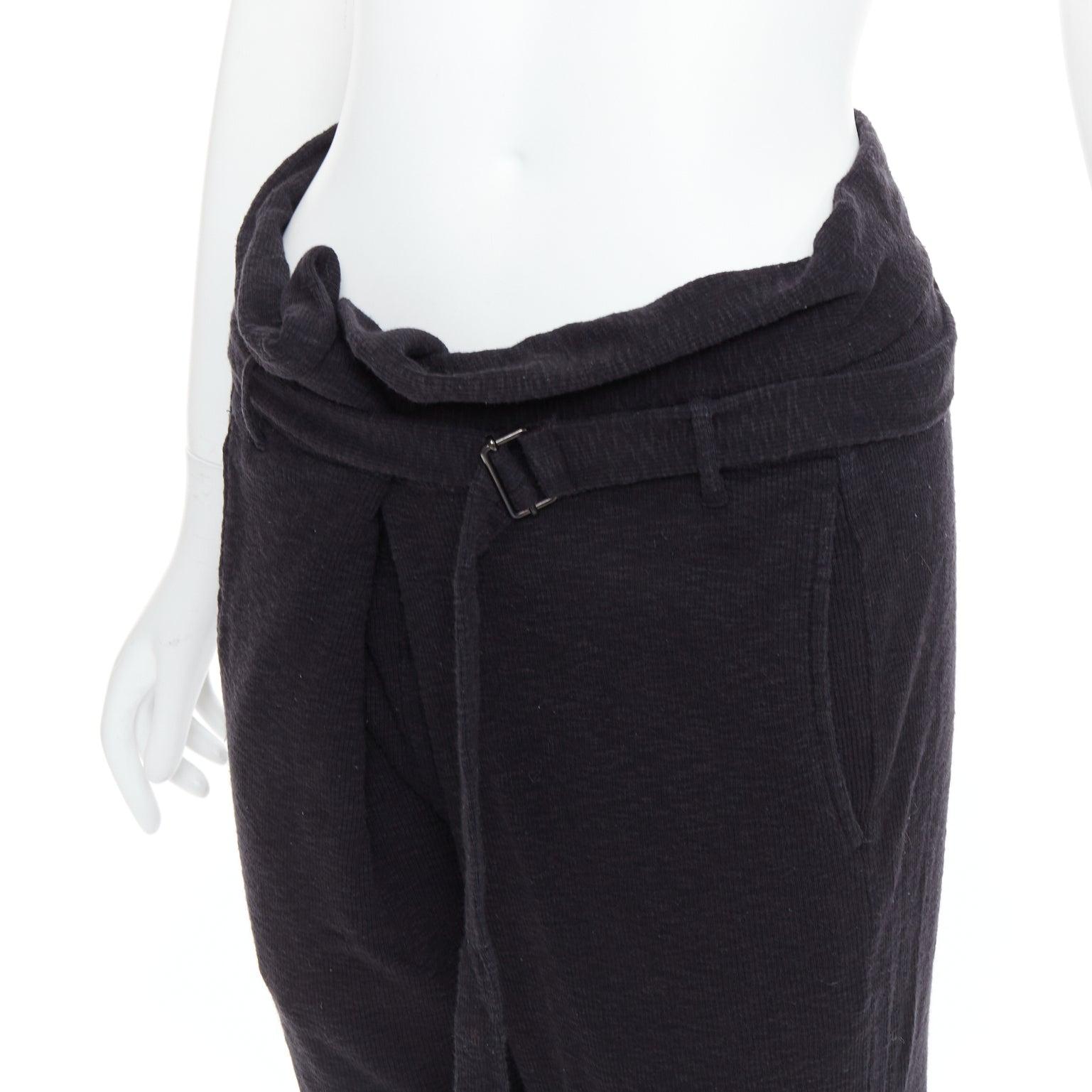 ANN DEMEULEMEESTER Schwarze Baumwoll-Wollstrickhose mit Gürtel S
Referenz: PRWU/A00167
Marke: Ann Demeulemeester
Designer: Ann Demeulemeester
MATERIAL: Baumwolle, Wolle
Farbe: Schwarz
Muster: Solide
Verschluss: Gürtel
Hergestellt in: