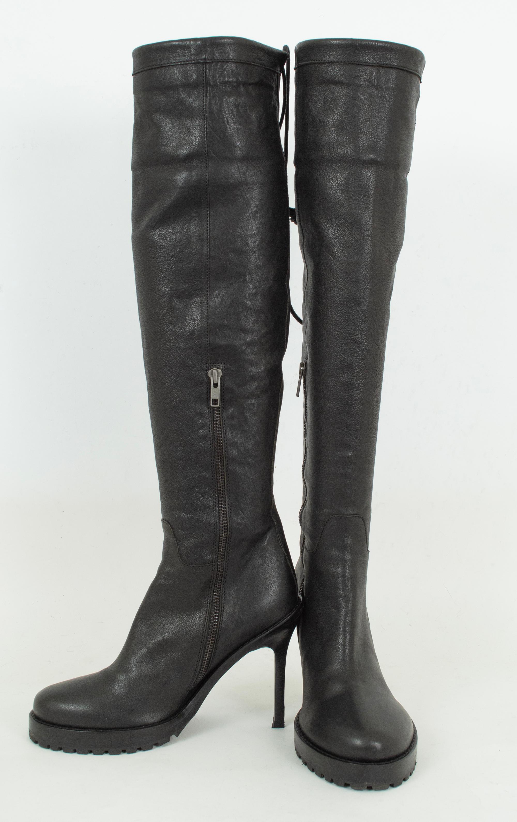 Portés à hauteur d'homme avec les lacets, ces talons aiguilles sont synonymes du style pointu et rebelle de Demeulemeester. Portées à l'horizontale, elles se font plus souples, plus androgynes et presque plus décontractées si ce n'était de leur