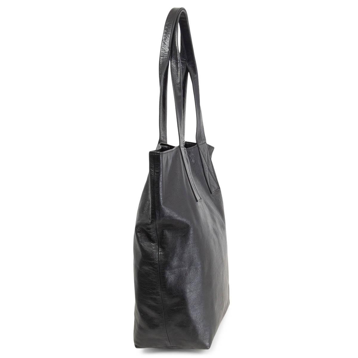 100% authentic Ann Demaulemeester shopper shoulder bag in black soft lambskin. Magnetic closure on top and lined in black canvas with two big zipper pockets and D ring. Has been carried and shows some wear to the corners. Overall in very good