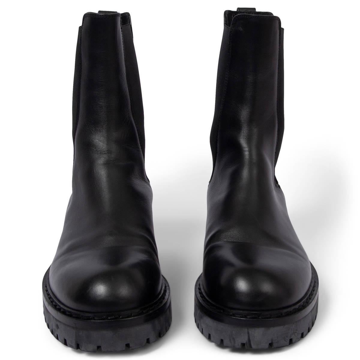 Bottines Ann Demeulemeester Wally 100% authentiques en cuir de veau lisse noir avec empiècements élastiques et semelle en caoutchouc. Ils ont été portés et sont en excellent état. 

Mesures
Taille imprimée	38
Taille des chaussures	38
Semelle