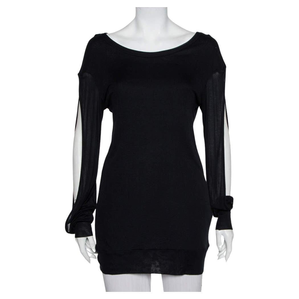 This women's top by Ann Demeulemeester features stylish cuts on the long sleeves and a sheer back. It is made from quality materials and designed to pair well with both pants and skirts.

