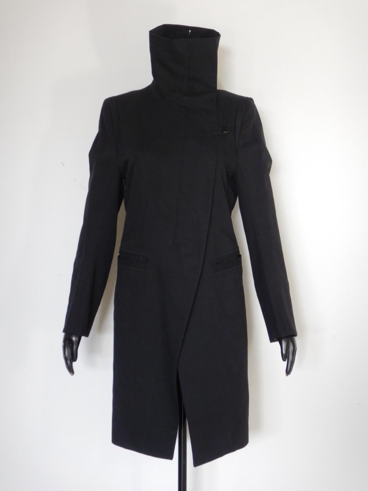 Ann Demeulemeester black zip-front coat.

The coat is composed of cotton (96%), and cashmere (4%).  

Tagged a size 42.  This is in good pre-owned condition with no issues. 

Jacket measurements: 
Shoulder: 16